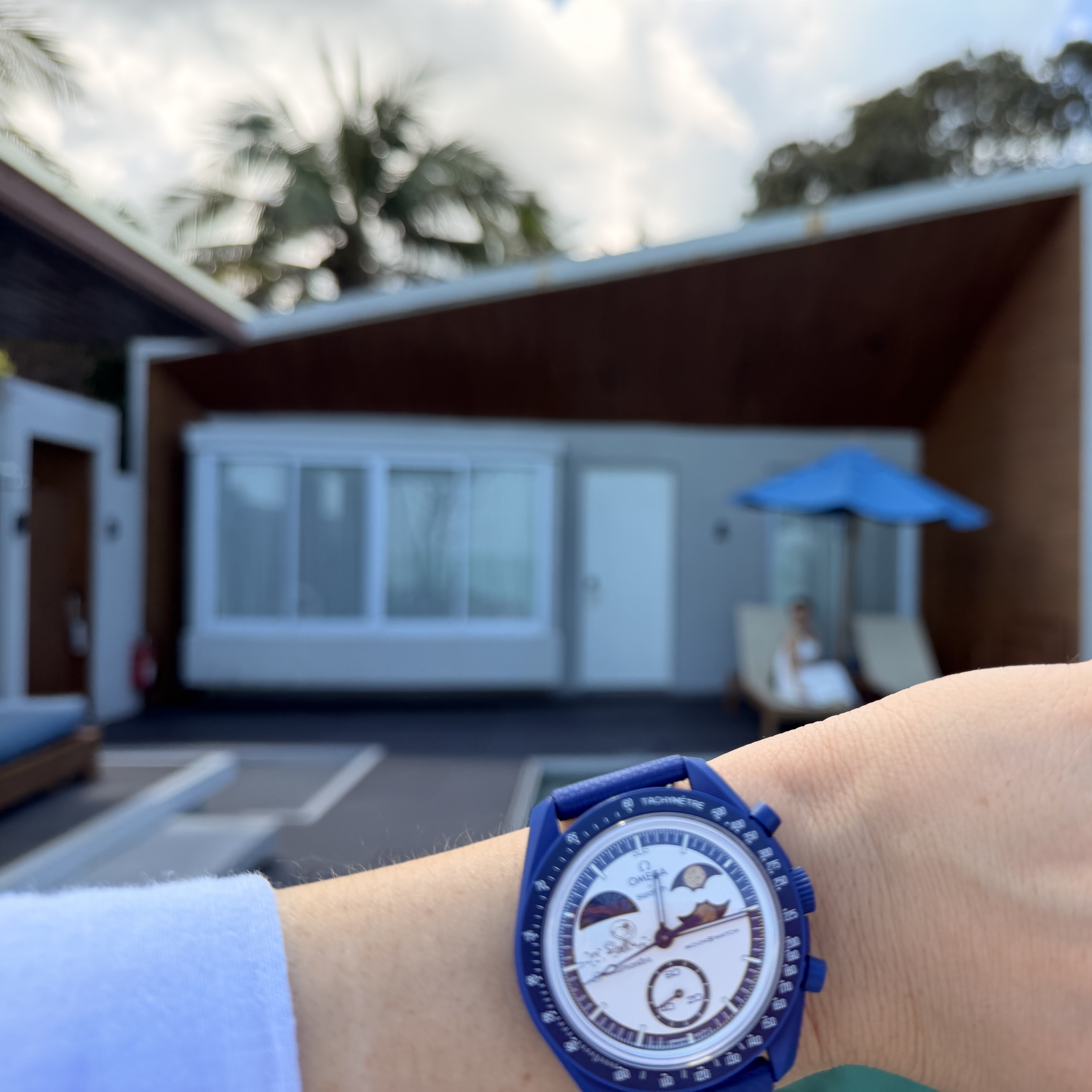 Swatch x Omega x Snoopy Bioceramic Moonswatch August's Mission To Earthphase 42mm Moonshine Gold 착용 스타일