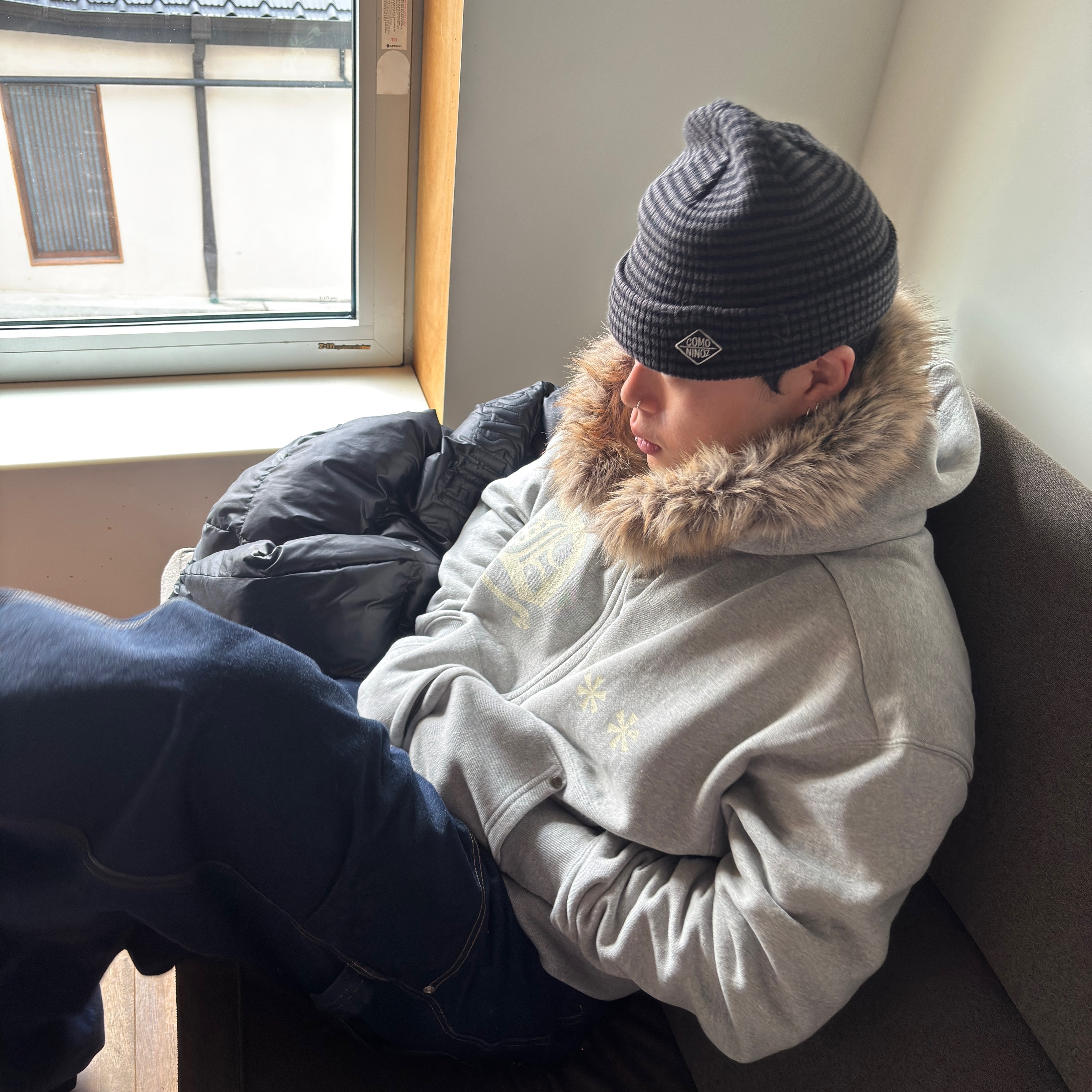 AMOU Fur Hoodie Zip Up Gray, AMOU Fur Hoodie Zip Up Black 착용 스타일 - 2