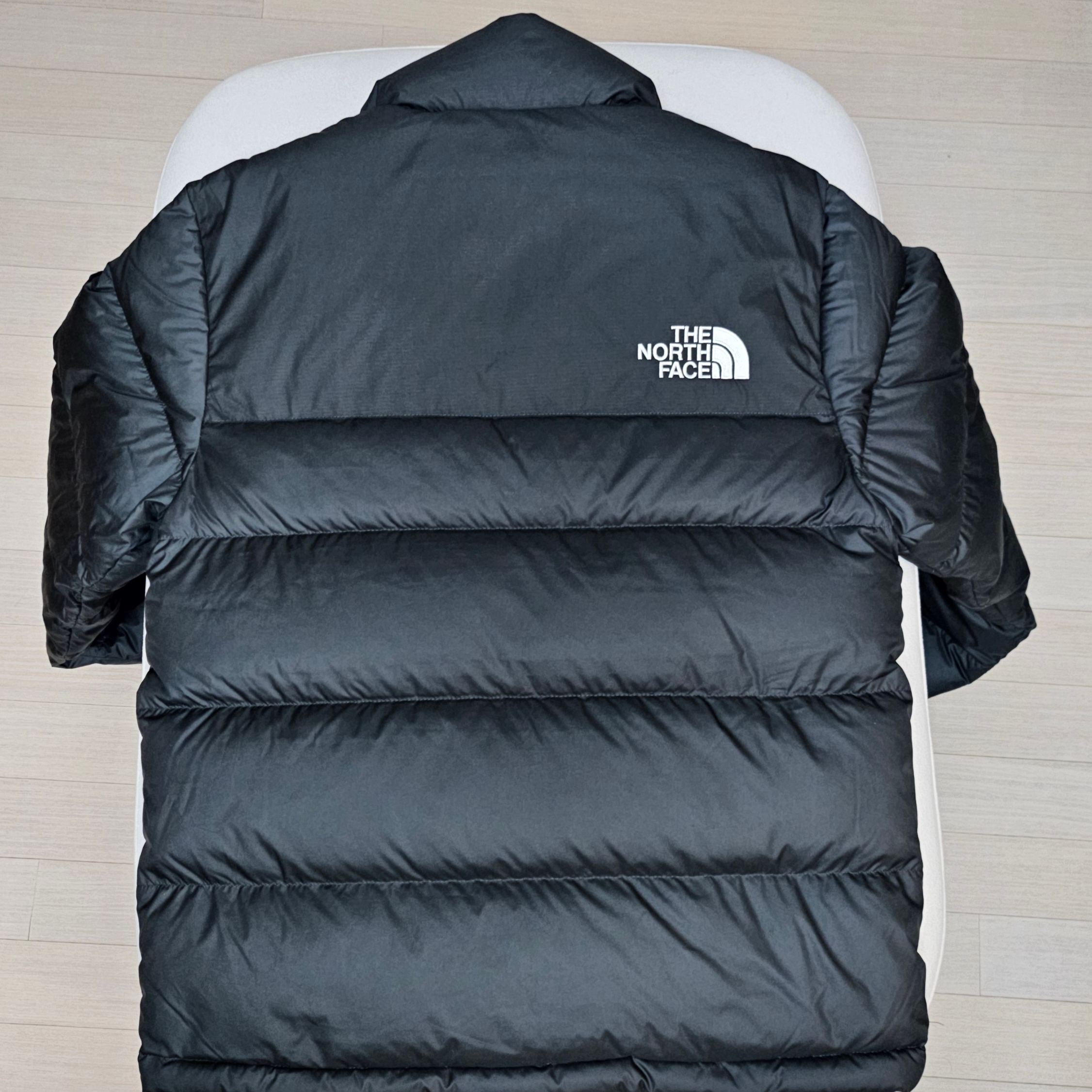 The North Face 1992 Nuptse Jacket Charcoal 착용 스타일 - 4