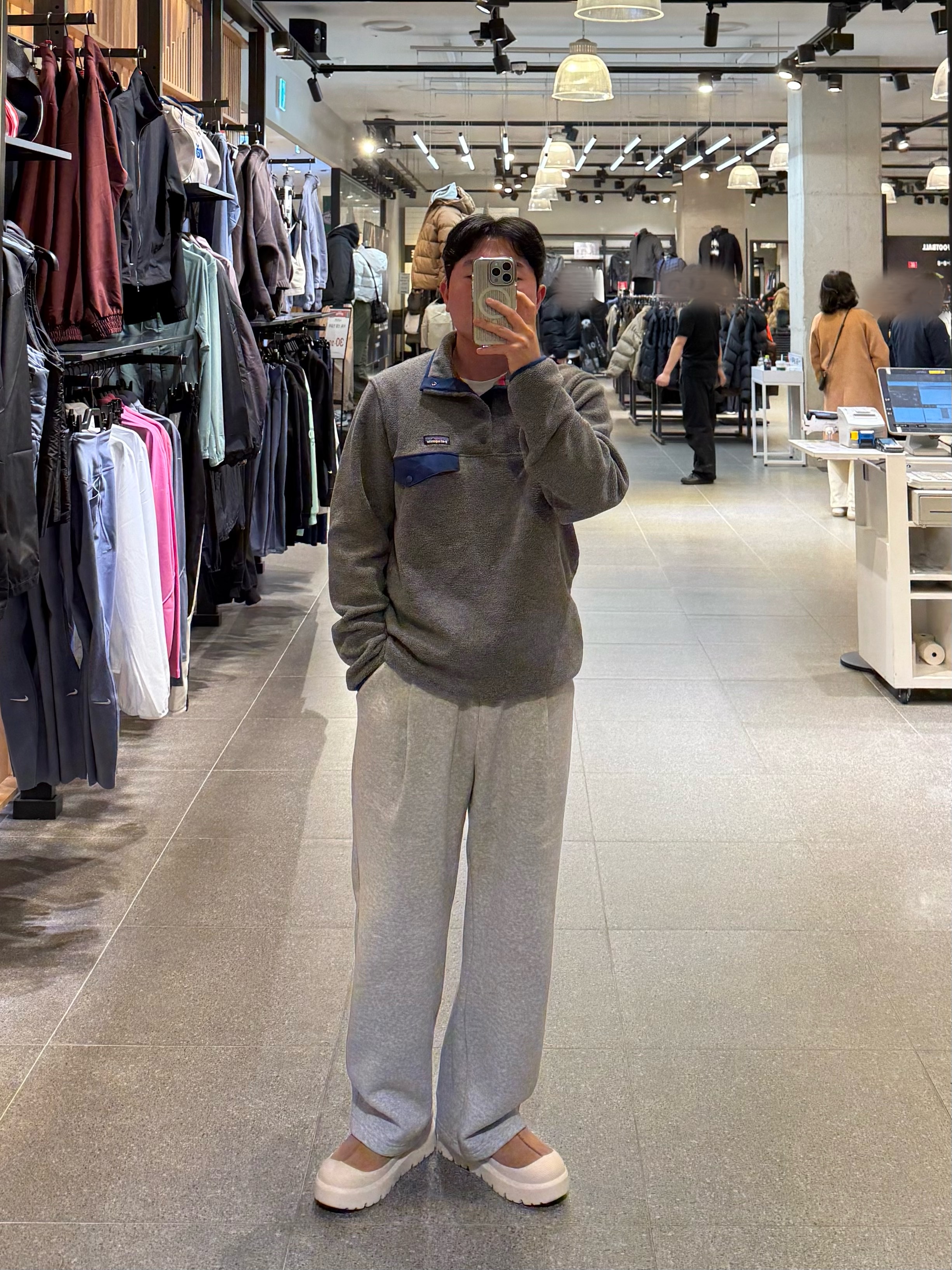 Patagonia Lightweight Synchilla Snap-T Fleece Pullover Nickel Blue, UGG Tasman Weather Hybrid Chestnut Whitecap 착용 스타일 - 1