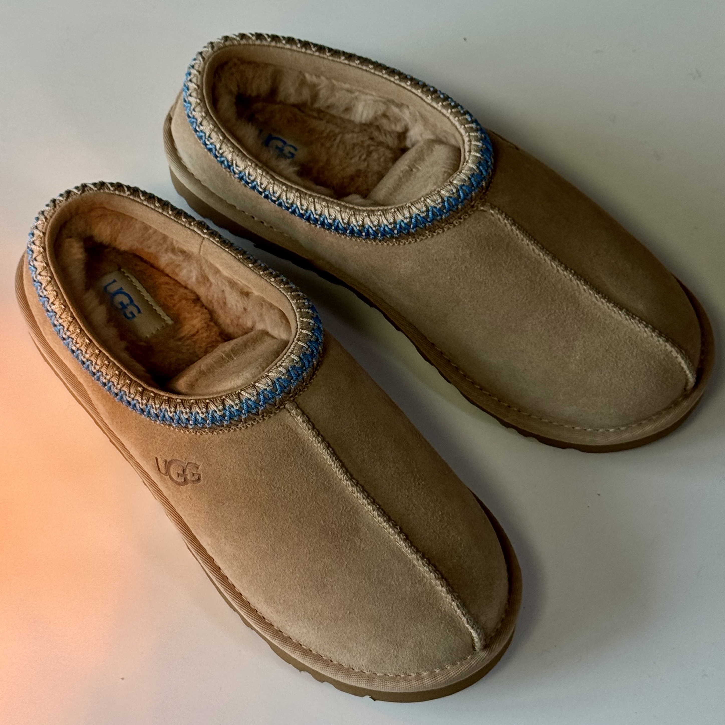 UGG Tasman Slipper Sand Santorini, UGG Tasman II Slipper Chestnut 착용 스타일 - 1