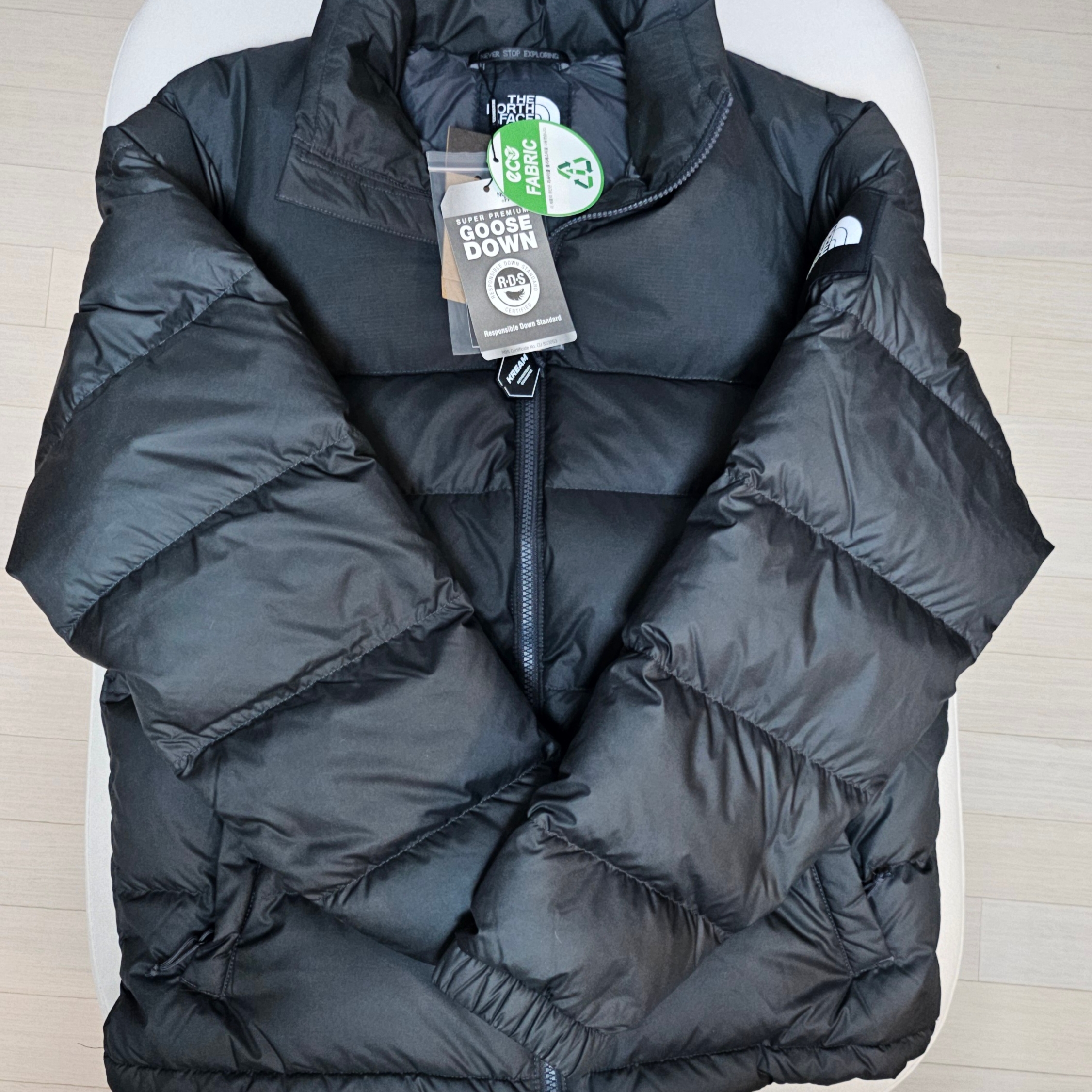 The North Face 1992 Nuptse Jacket Charcoal 착용 스타일 - 3