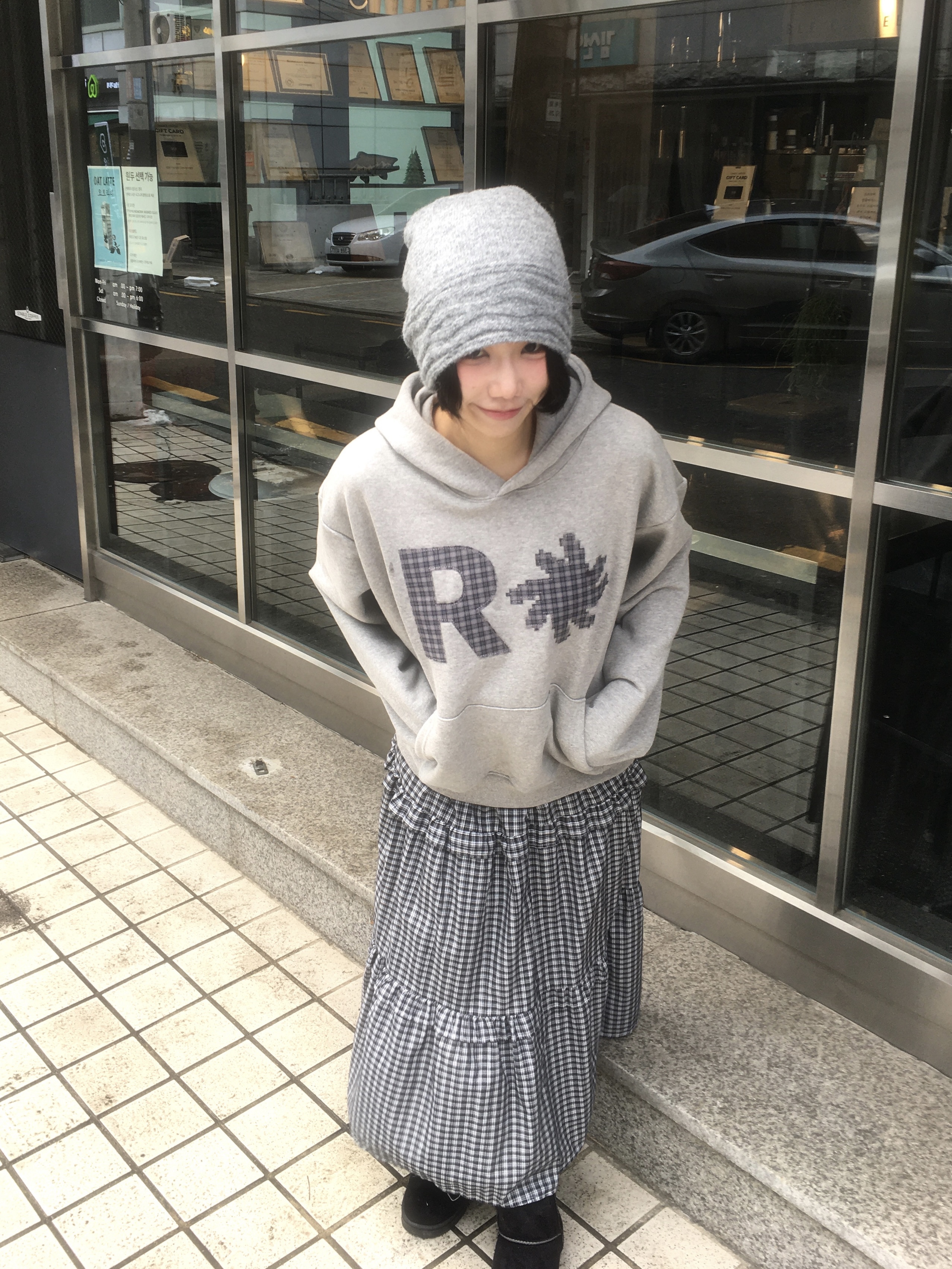 SLOW RECORD HOUSE Check Patch Hoodie Grey 착용 스타일 - 3
