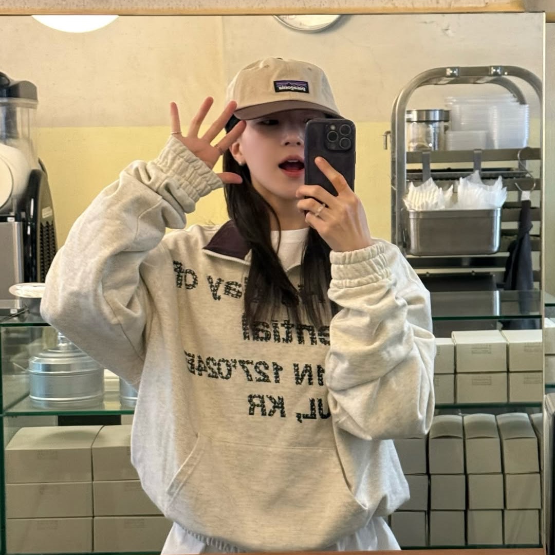 Express Holiday Holiday Essential Half Zip Up Black, Express Holiday Holiday Essential Half Zip-Up Melange White 착용 스타일 - 2