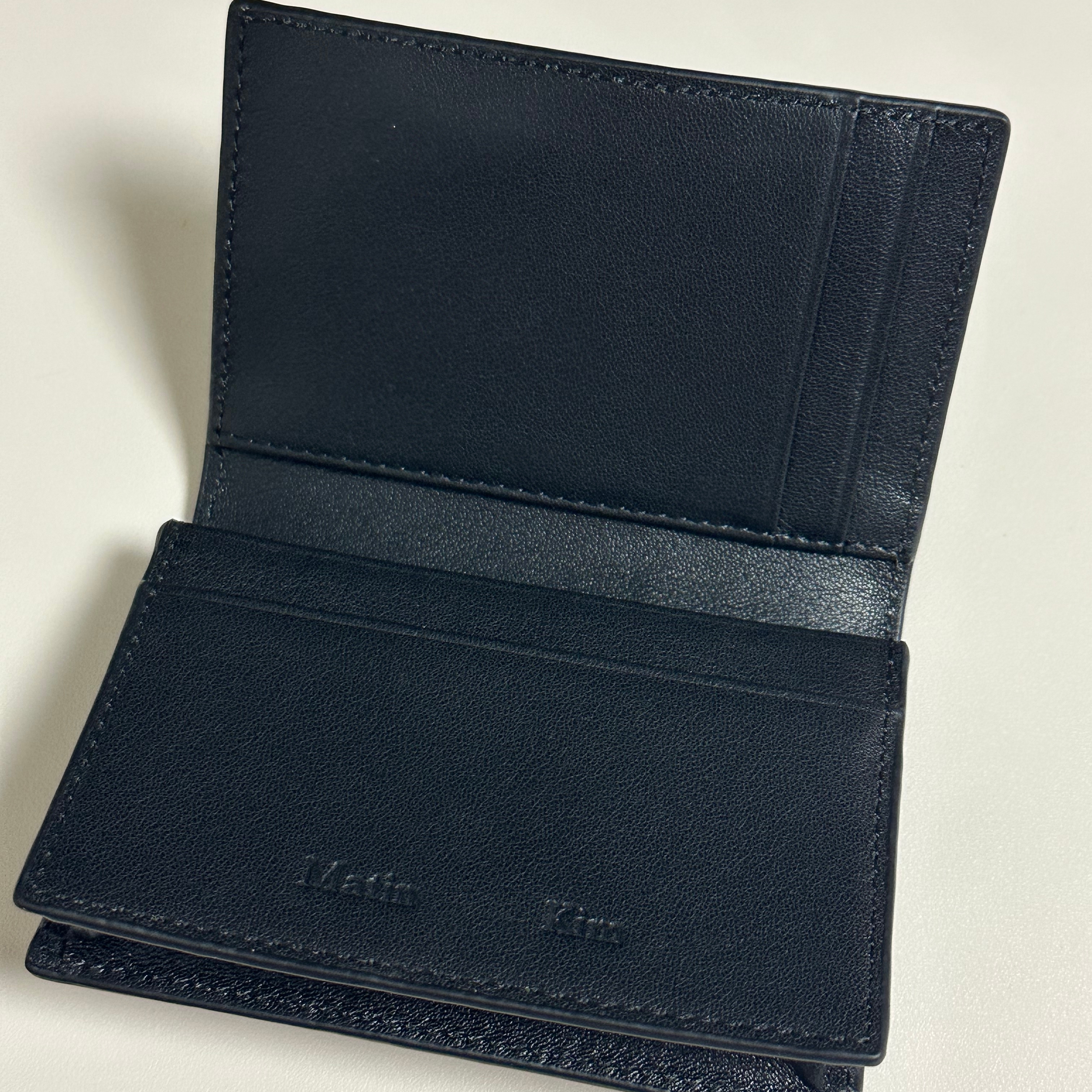 Matin Kim Slim Metal Business Wallet Black 착용 스타일 - 2