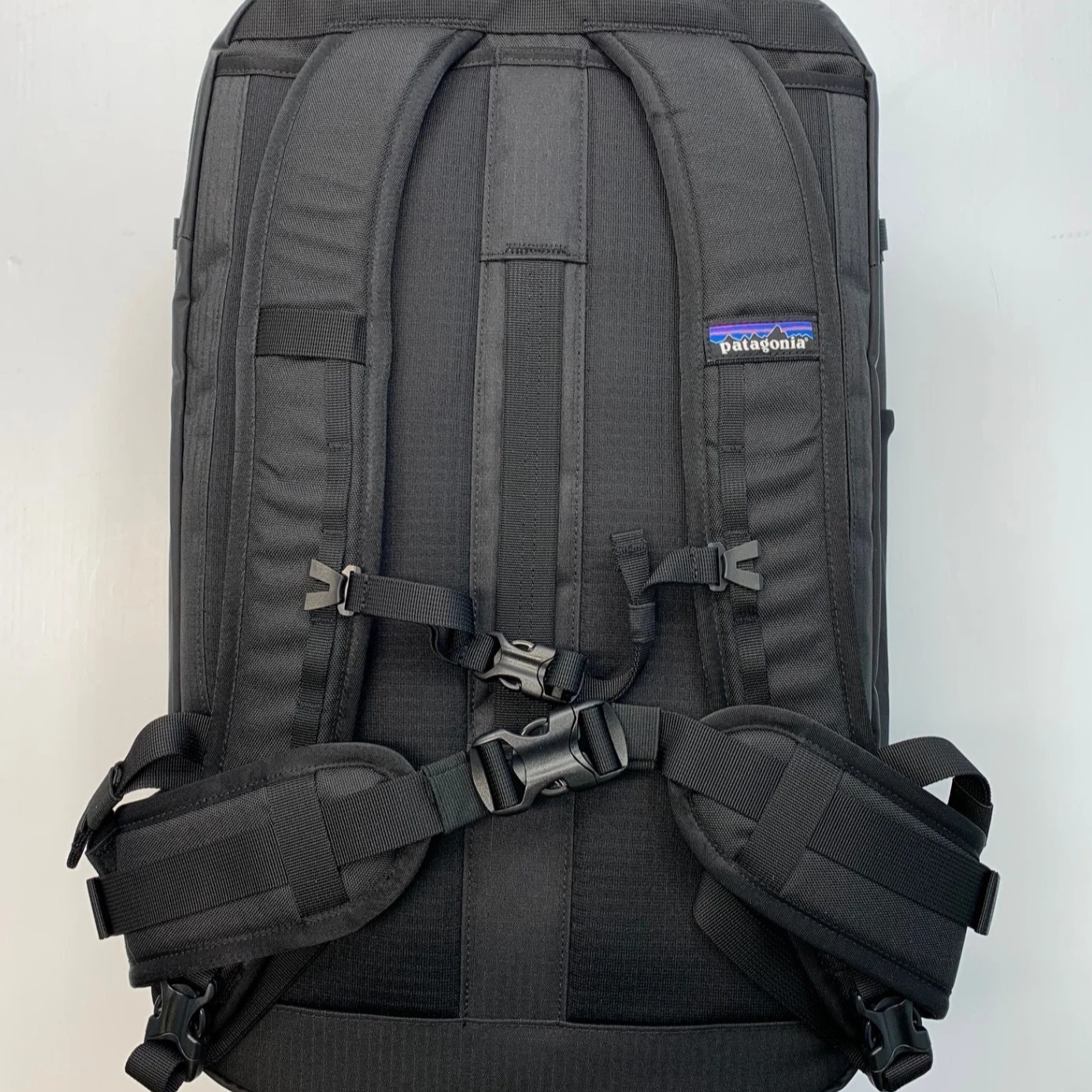 Patagonia Black Hole Mini MLC 30L Black, Patagonia Black Hole Mini MLC 30L Noble Grey 착용 스타일 - 2