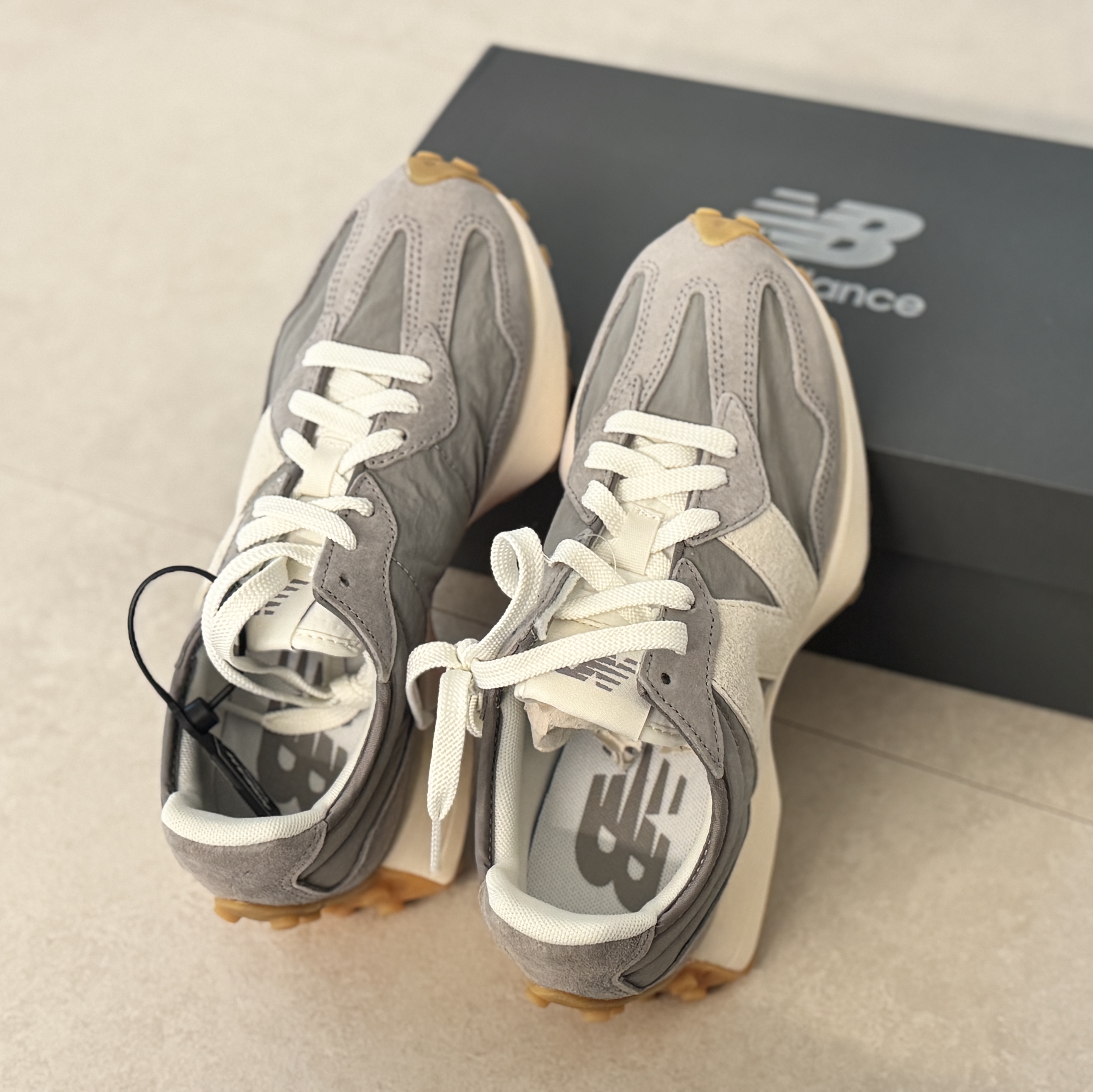 New Balance 327 Clean Vintage Overcast 착용 스타일