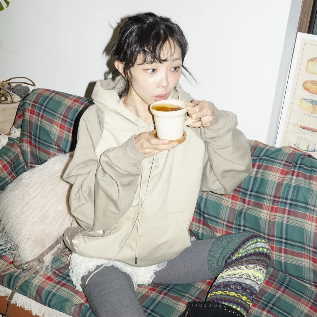 Express Holiday Color Block Hoodie Sand Beige, Express Holiday Color Block Hoodie Black 착용 스타일 - 1