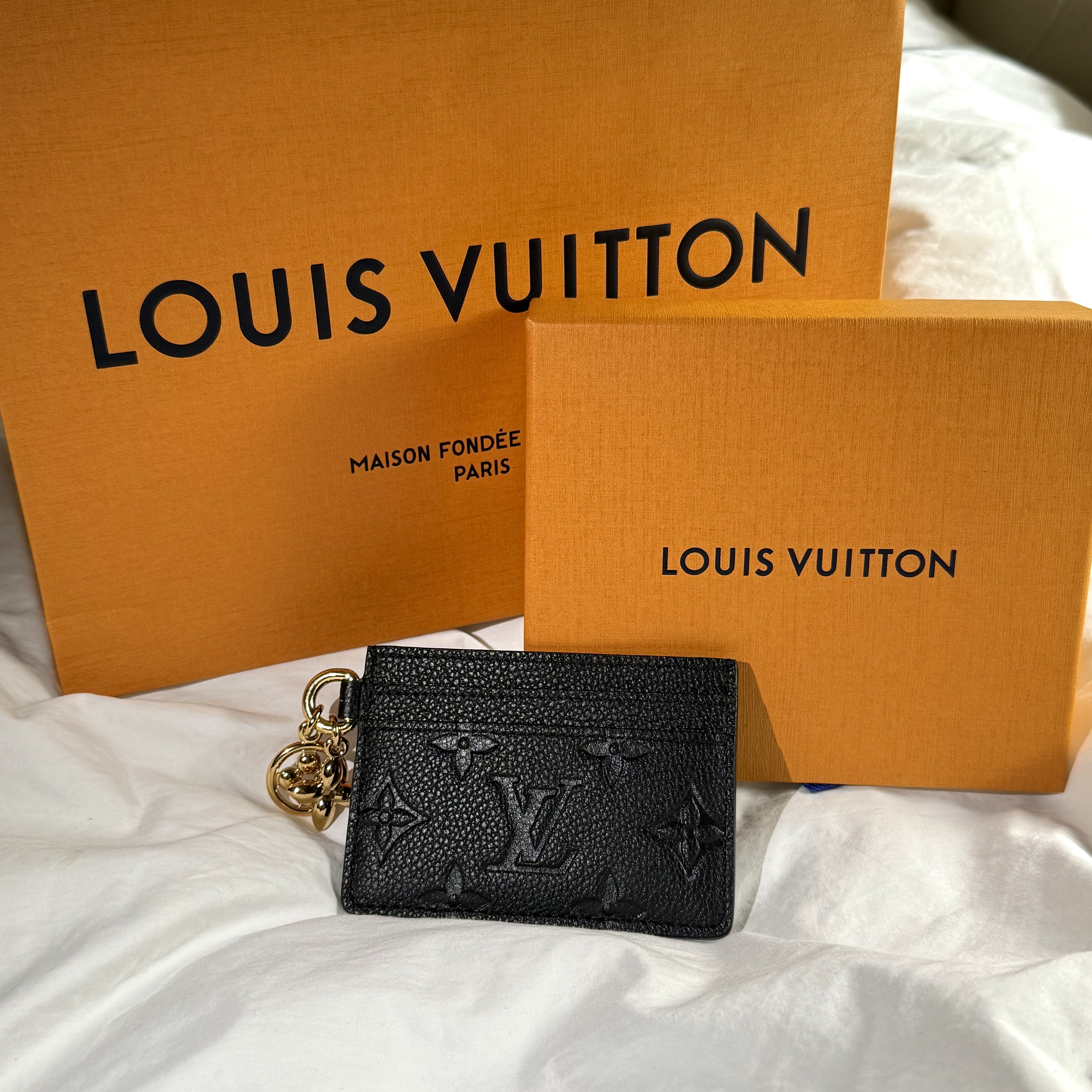 Louis Vuitton LV Charm Card Holder Monogram Empreinte Black 착용 스타일 - 1