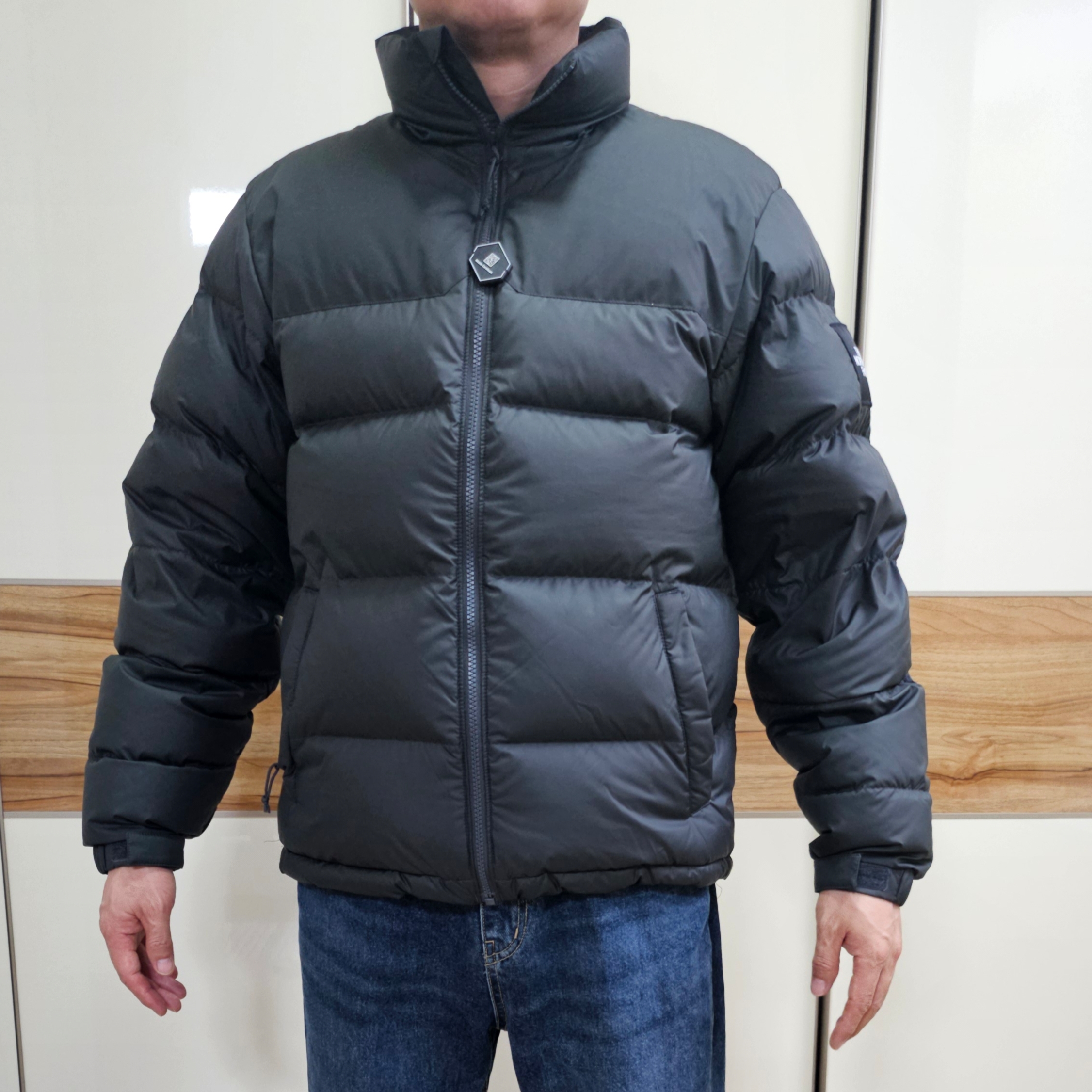 The North Face 1992 Nuptse Jacket Charcoal 착용 스타일 - 2