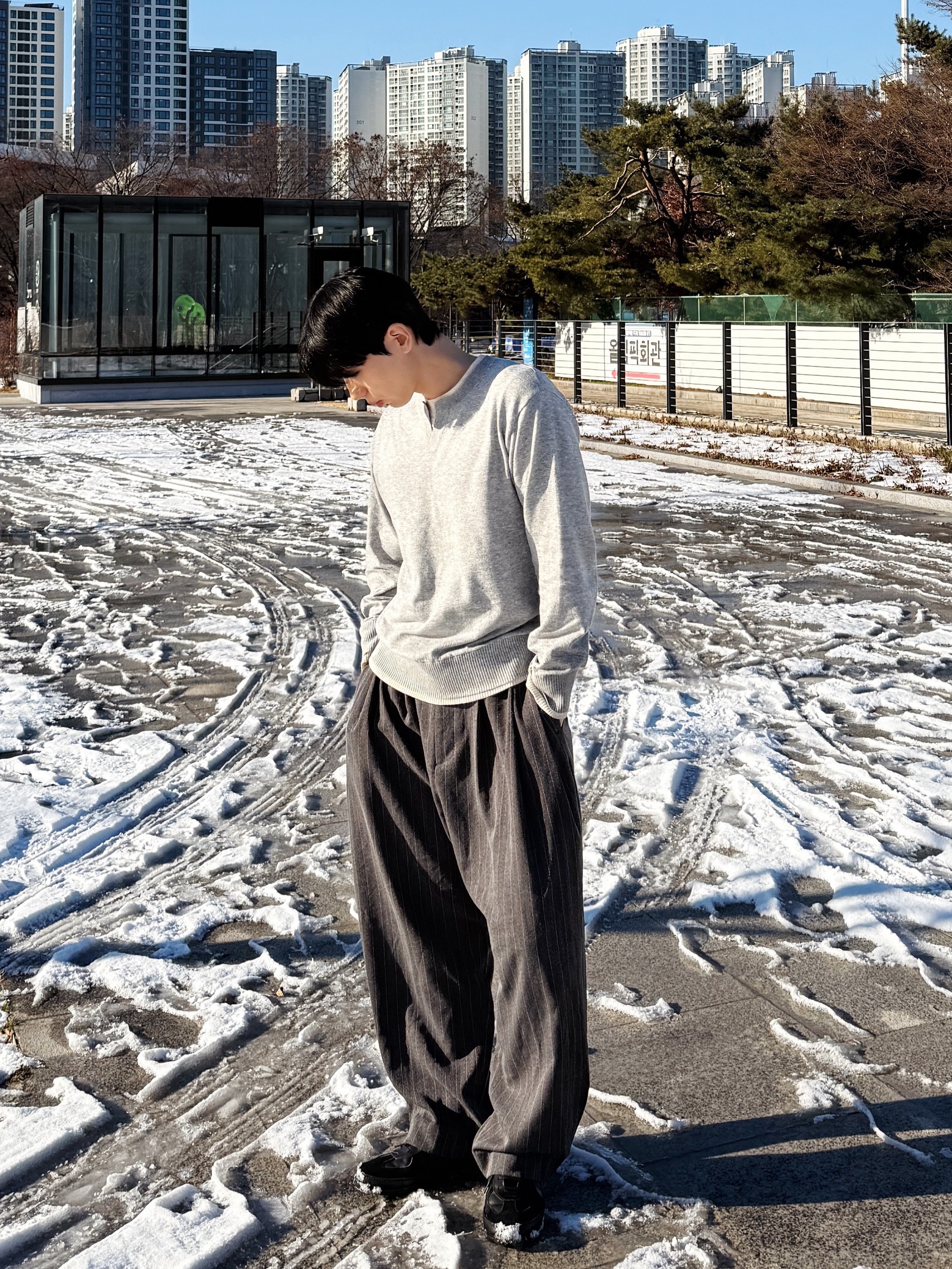 noun Wide Tapered Pants Stripe Charcoal 착용 스타일 - 3