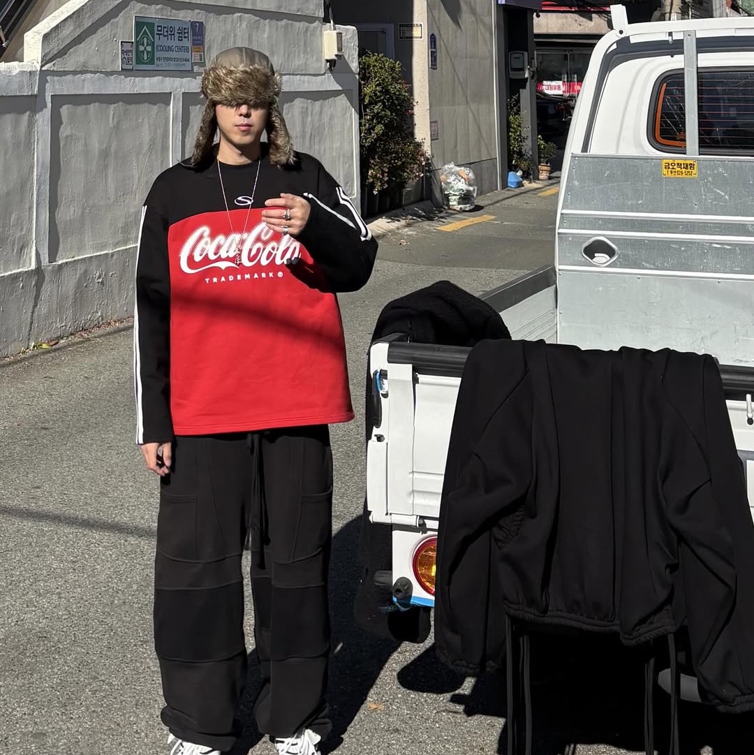 SPORT CHAMBER x Coca-Cola Crew T-shirt Black 착용 스타일 - 3