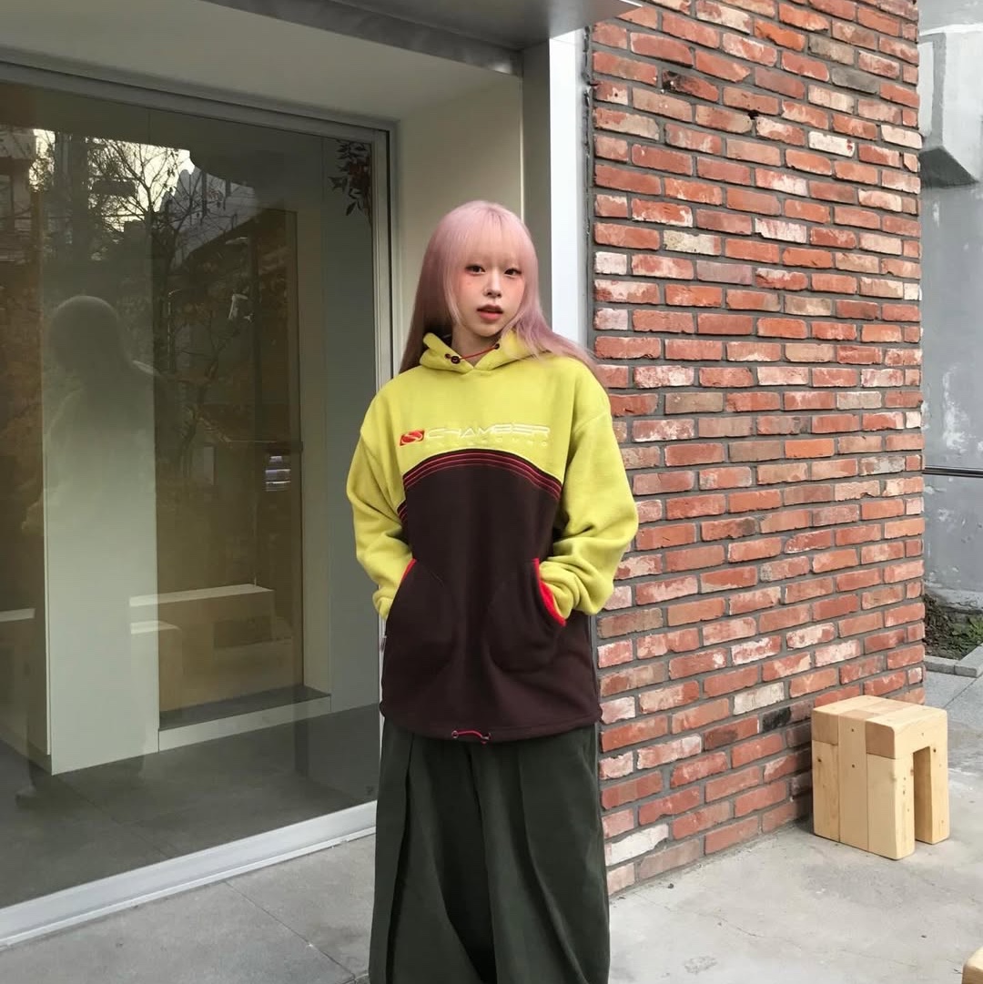 SPORT CHAMBER Bench Fleece Hood T-Shirt Yellow 착용 스타일 - 4
