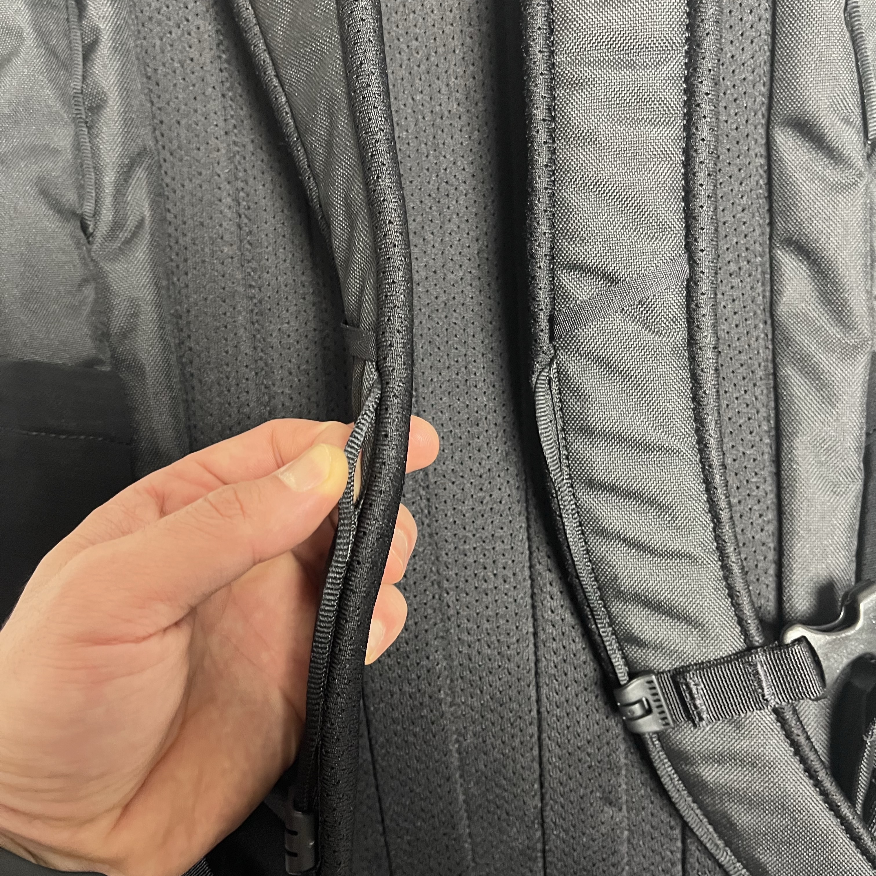 Arc'teryx Mantis 26 Backpack Black 착용 스타일 - 3