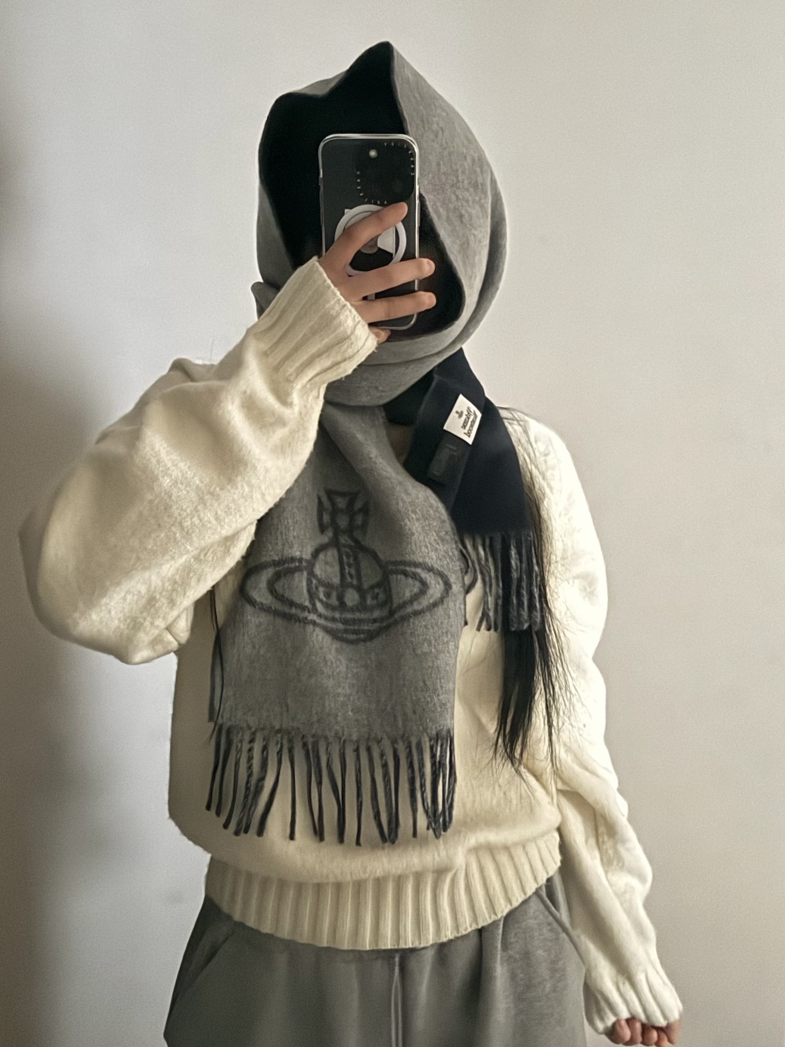 (W) Vivienne Westwood Double Logo Muffler Mineral Grey 착용 스타일