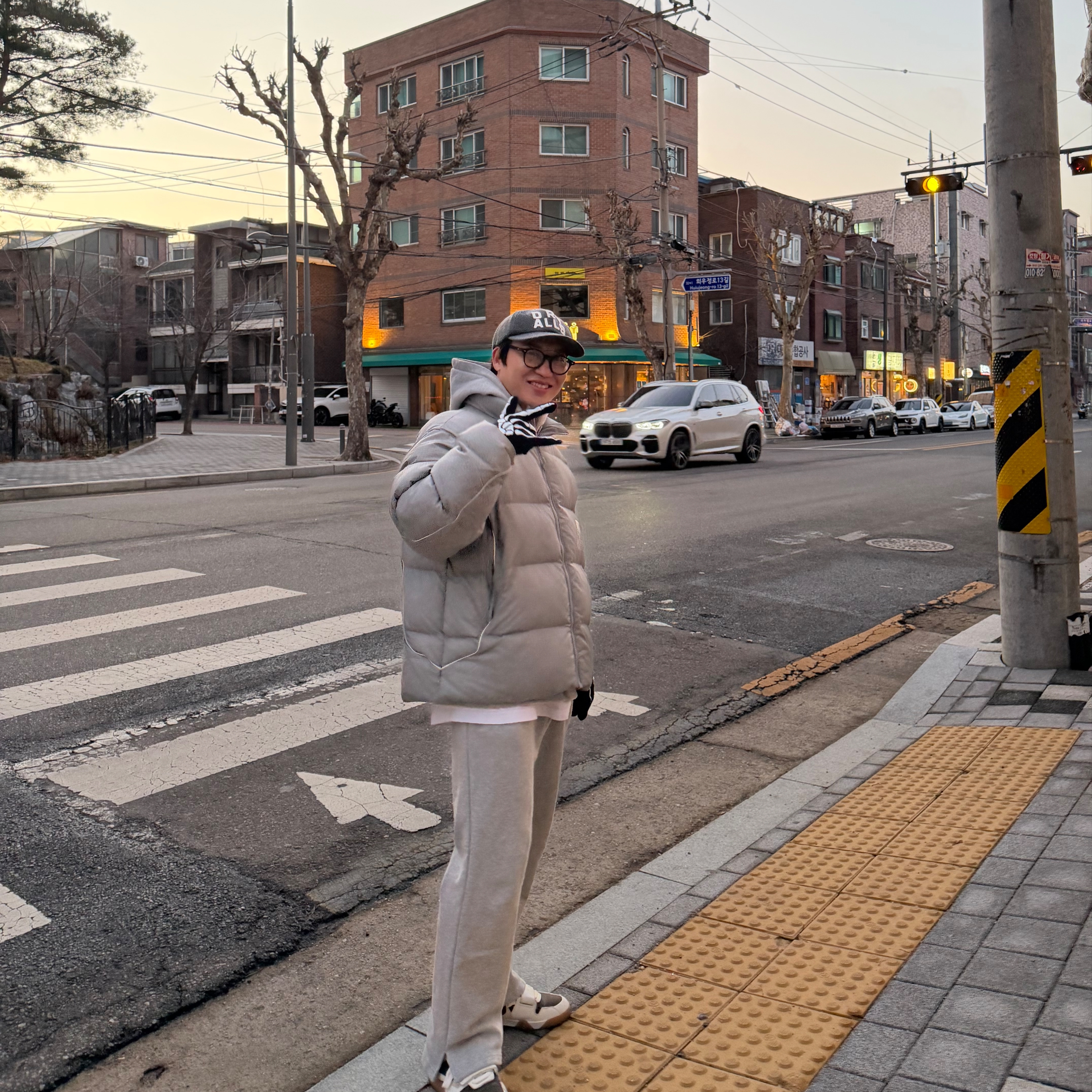 Palace Ripstop Puffa Grey - 25FW, Jordan x Travis Scott Jumpman Jack TR Sail and Dark Mocha 착용 스타일 - 1