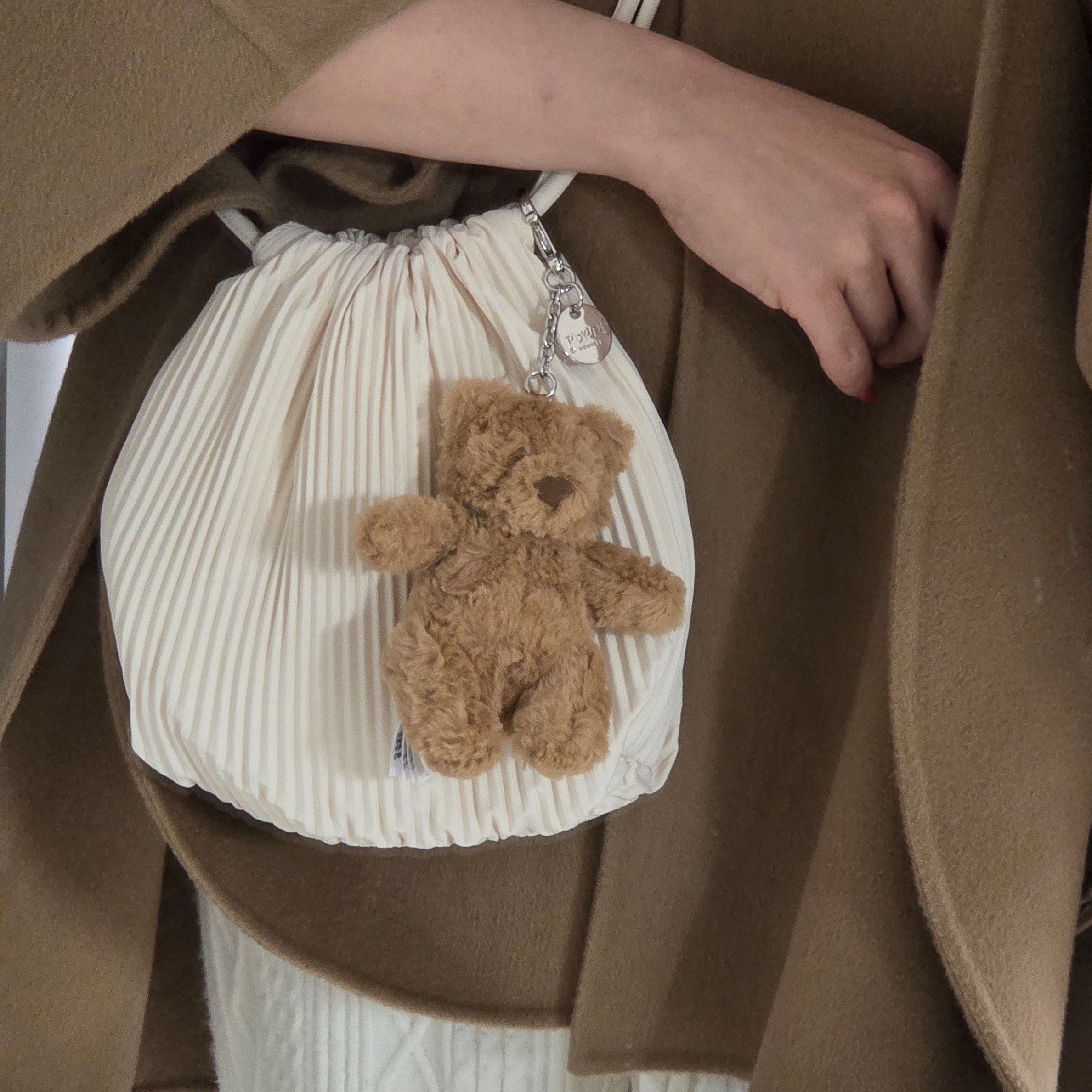COS Scallop Crossbody Bag Light Beige, Jellycat Bartholomew Bear Bag Charm Brown 착용 스타일 - 1