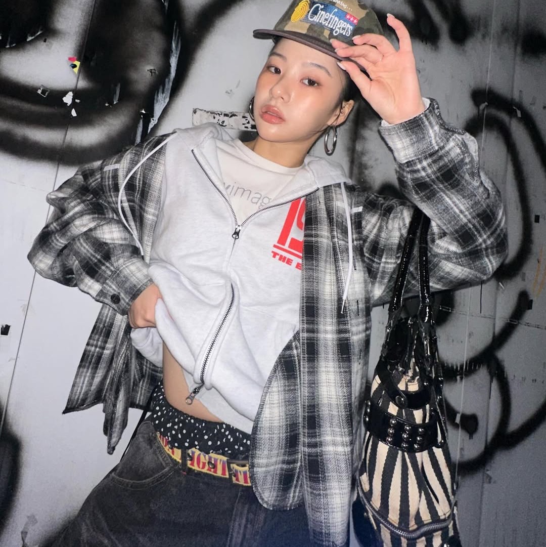 SPORT CHAMBER x Coca-Cola Balloon Denim Pants Black, SPORT CHAMBER SC Fur Hood Shirt Black 착용 스타일 - 3