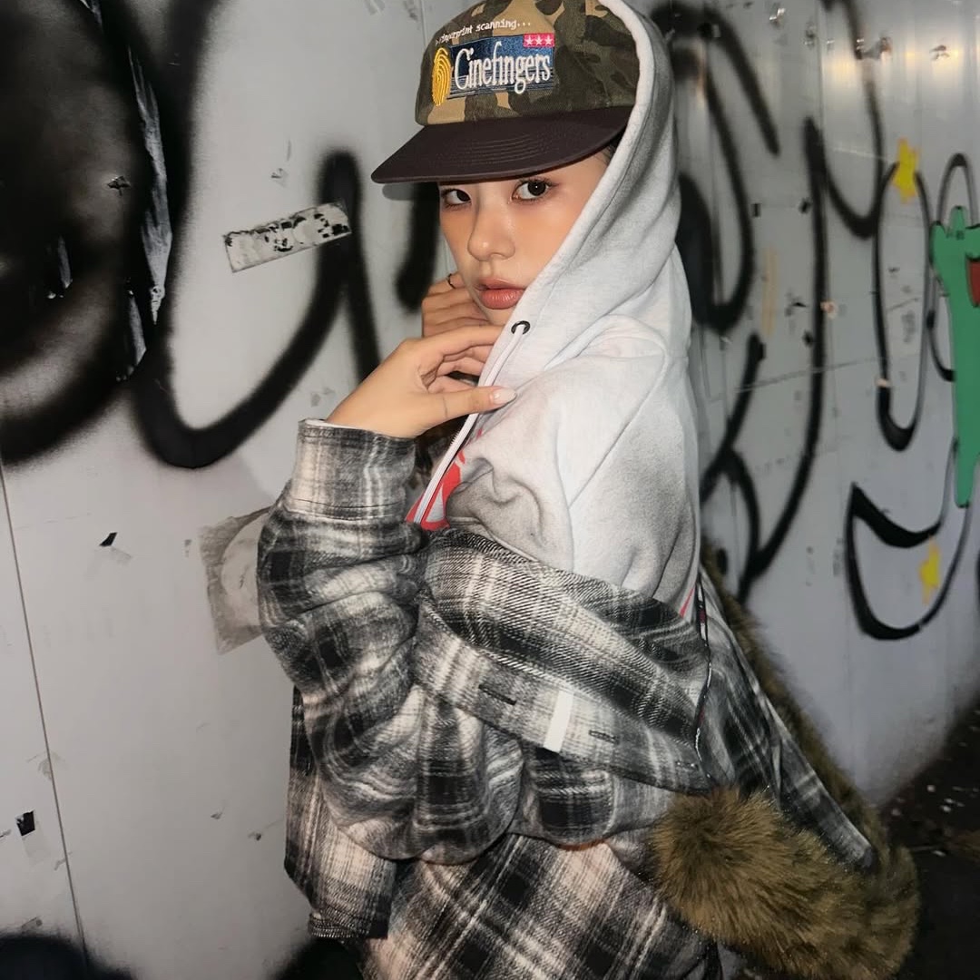 SPORT CHAMBER x Coca-Cola Balloon Denim Pants Black, SPORT CHAMBER SC Fur Hood Shirt Black 착용 스타일 - 4