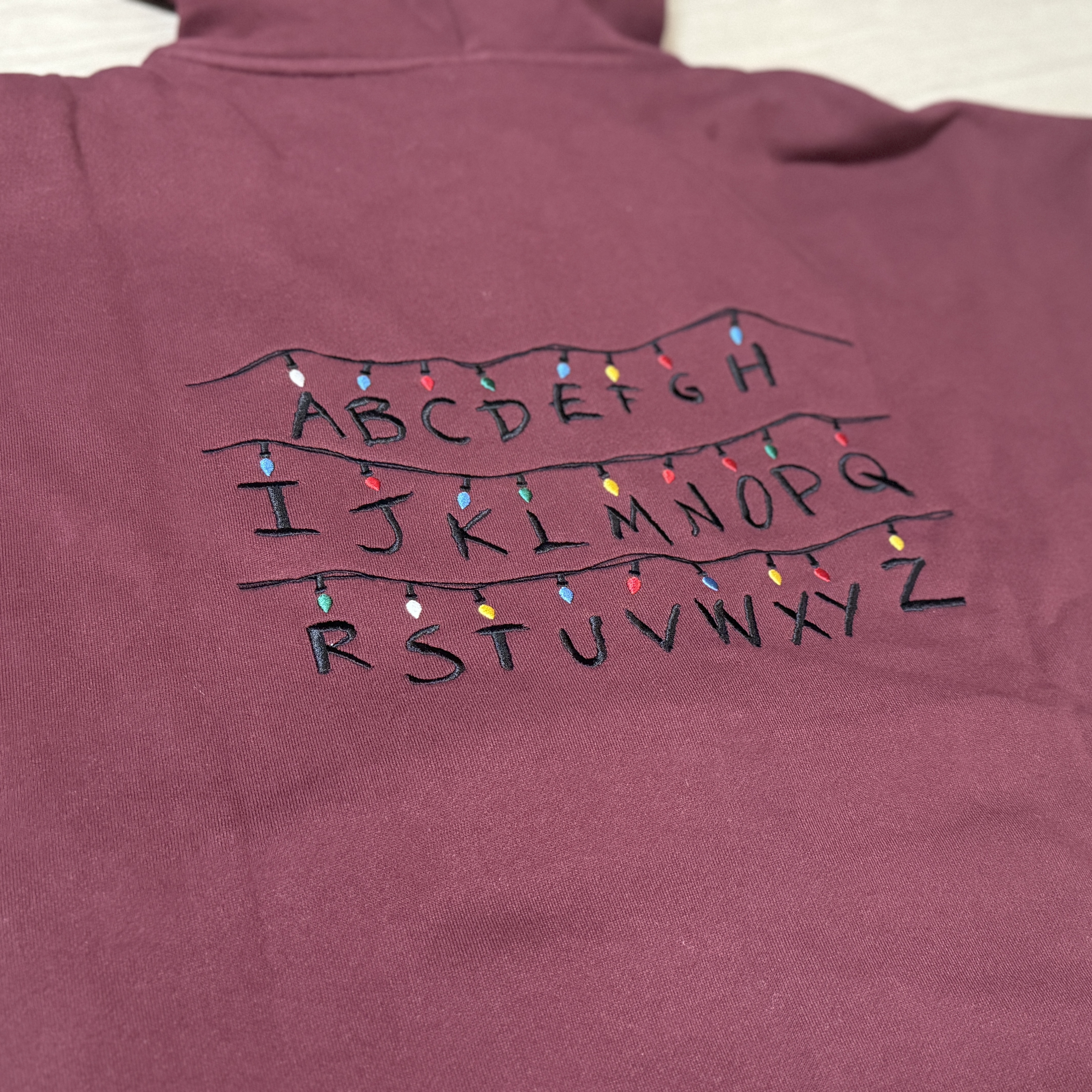 IAB Studio x Stranger Things Tree Lights Zip-up Hoodie Burgundy 착용 스타일 - 2