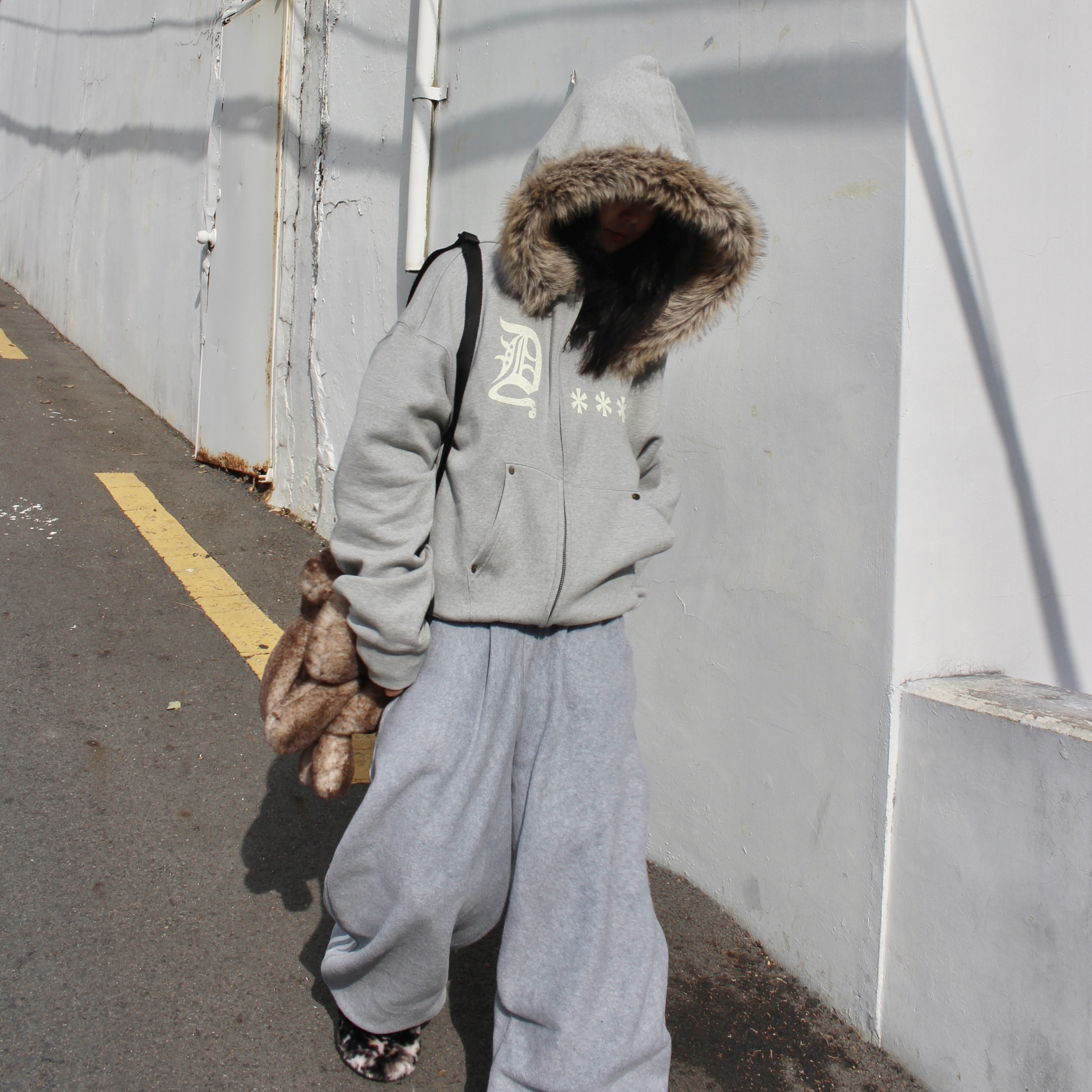 AMOU Fur Hoodie Zip Up Gray, AMOU Fur Hoodie Zip Up Black 착용 스타일 - 7