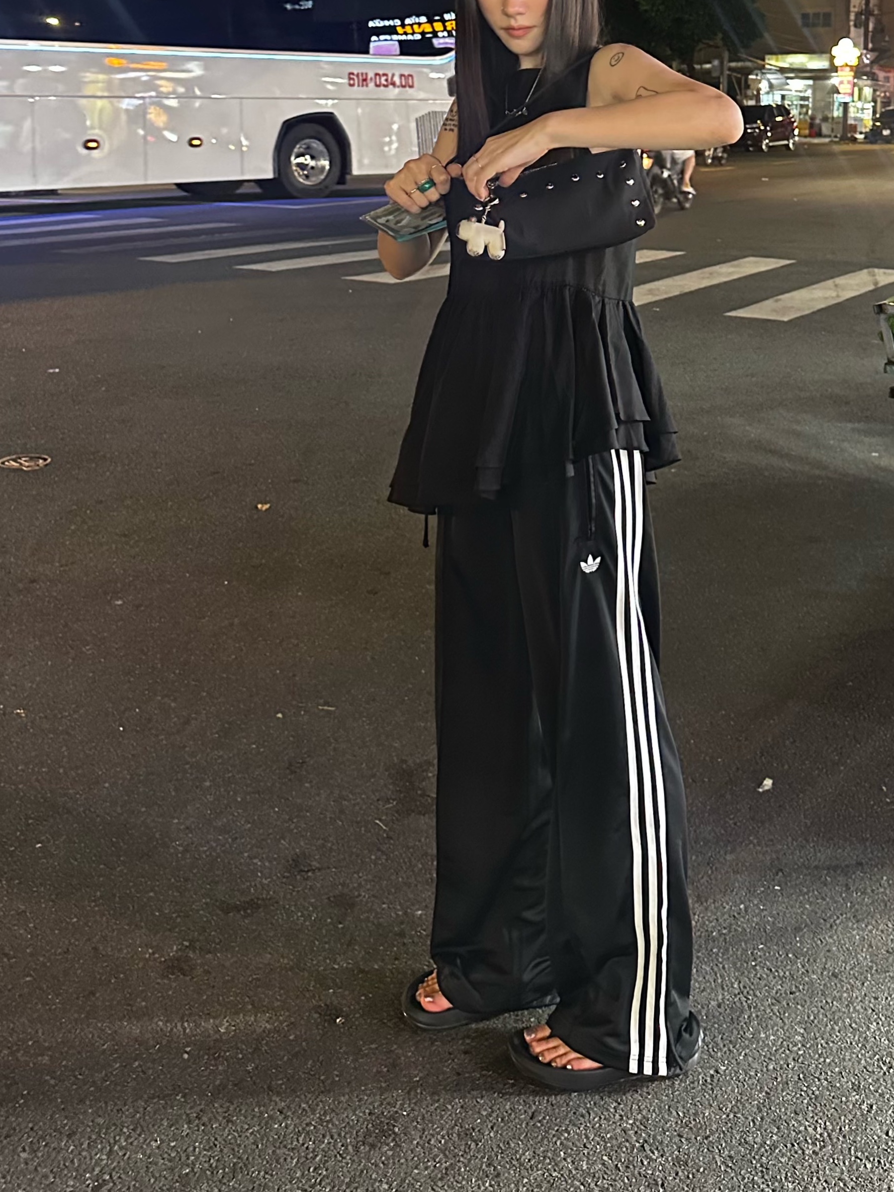 (W) Adidas Originals Firebird Loose Track Pants Black - KR Sizing 착용 스타일 - 3