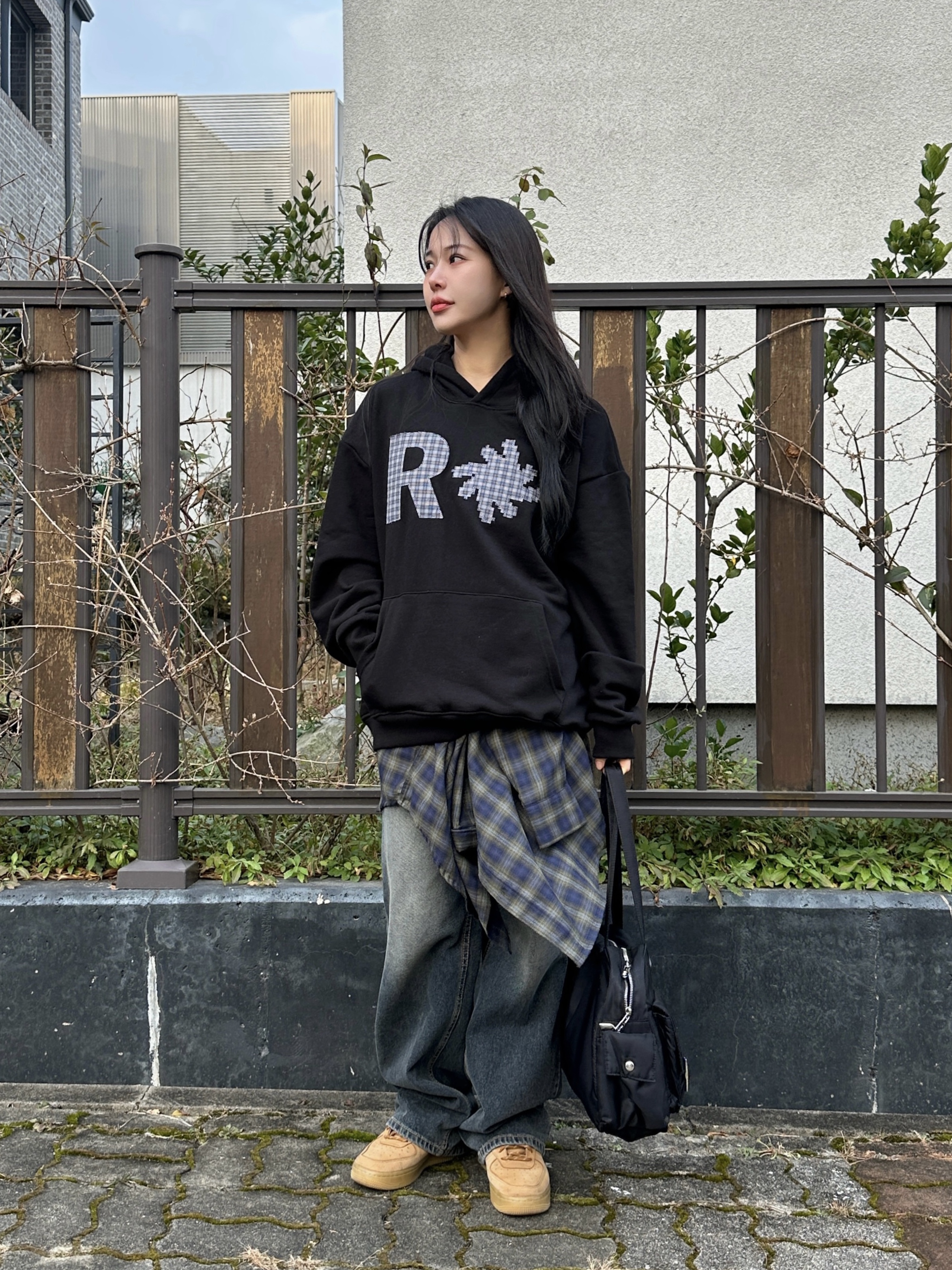SLOW RECORD HOUSE Check Patch Hoodie Black 착용 스타일 - 2