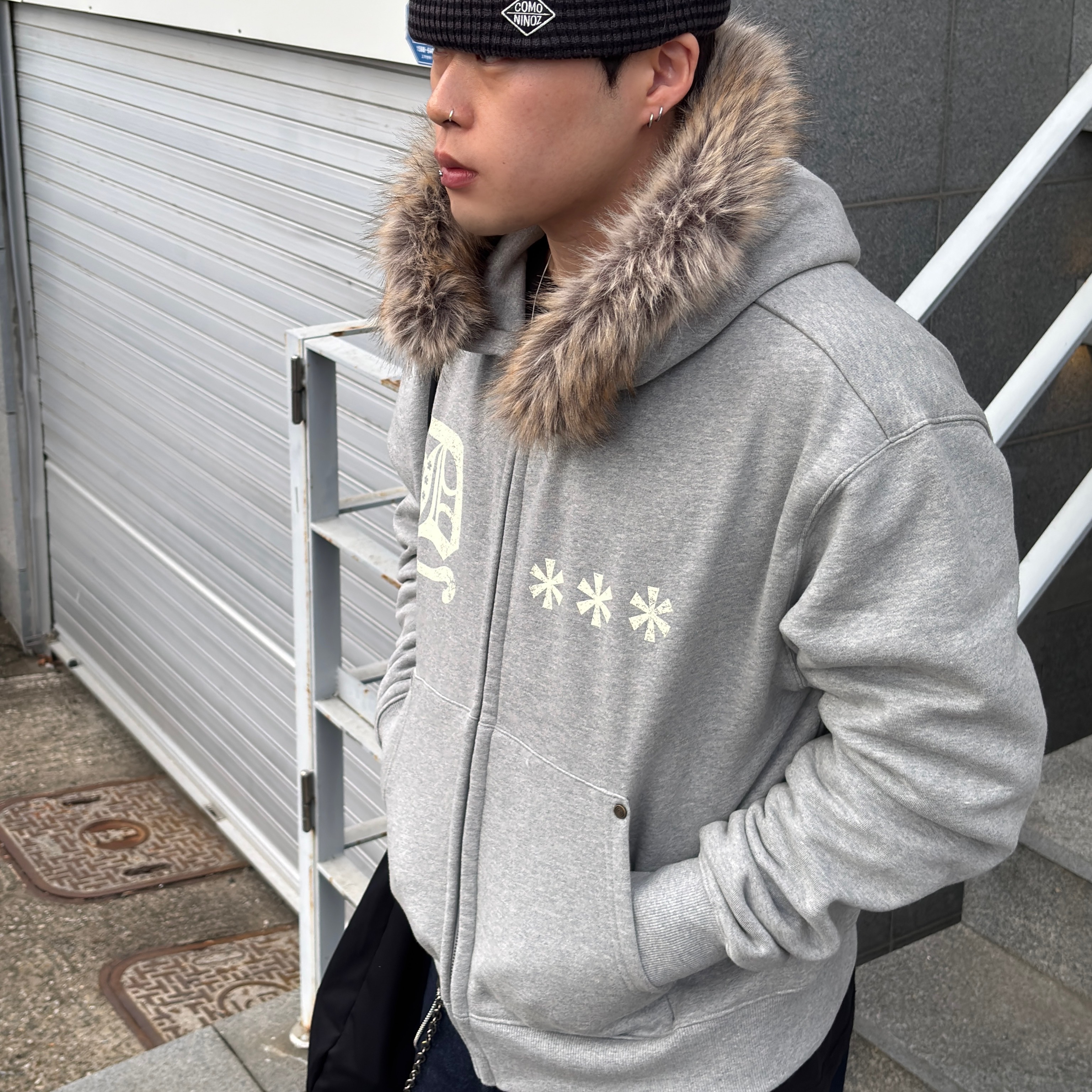 AMOU Fur Hoodie Zip Up Gray, AMOU Fur Hoodie Zip Up Black 착용 스타일 - 5