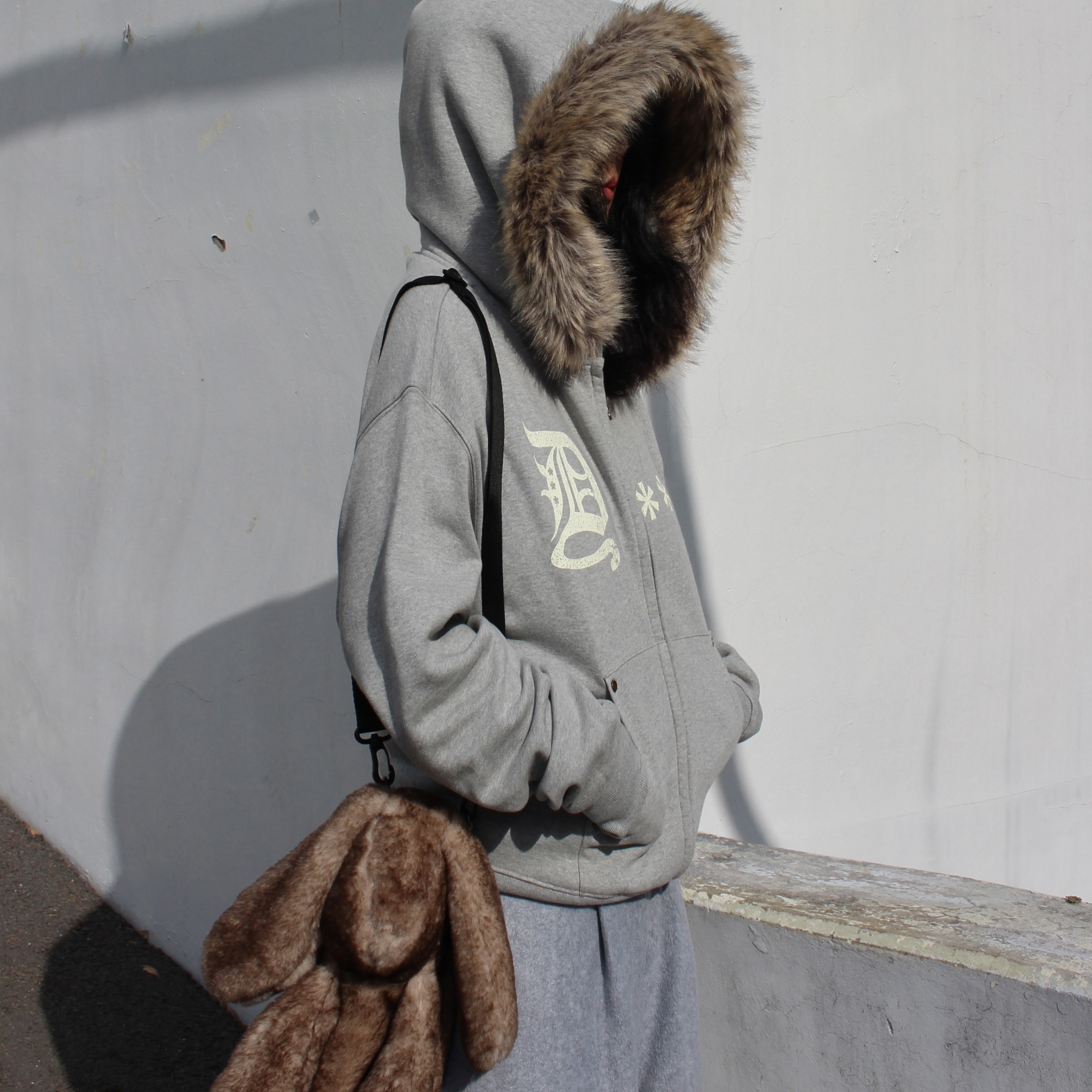 AMOU Fur Hoodie Zip Up Gray, AMOU Fur Hoodie Zip Up Black 착용 스타일 - 2
