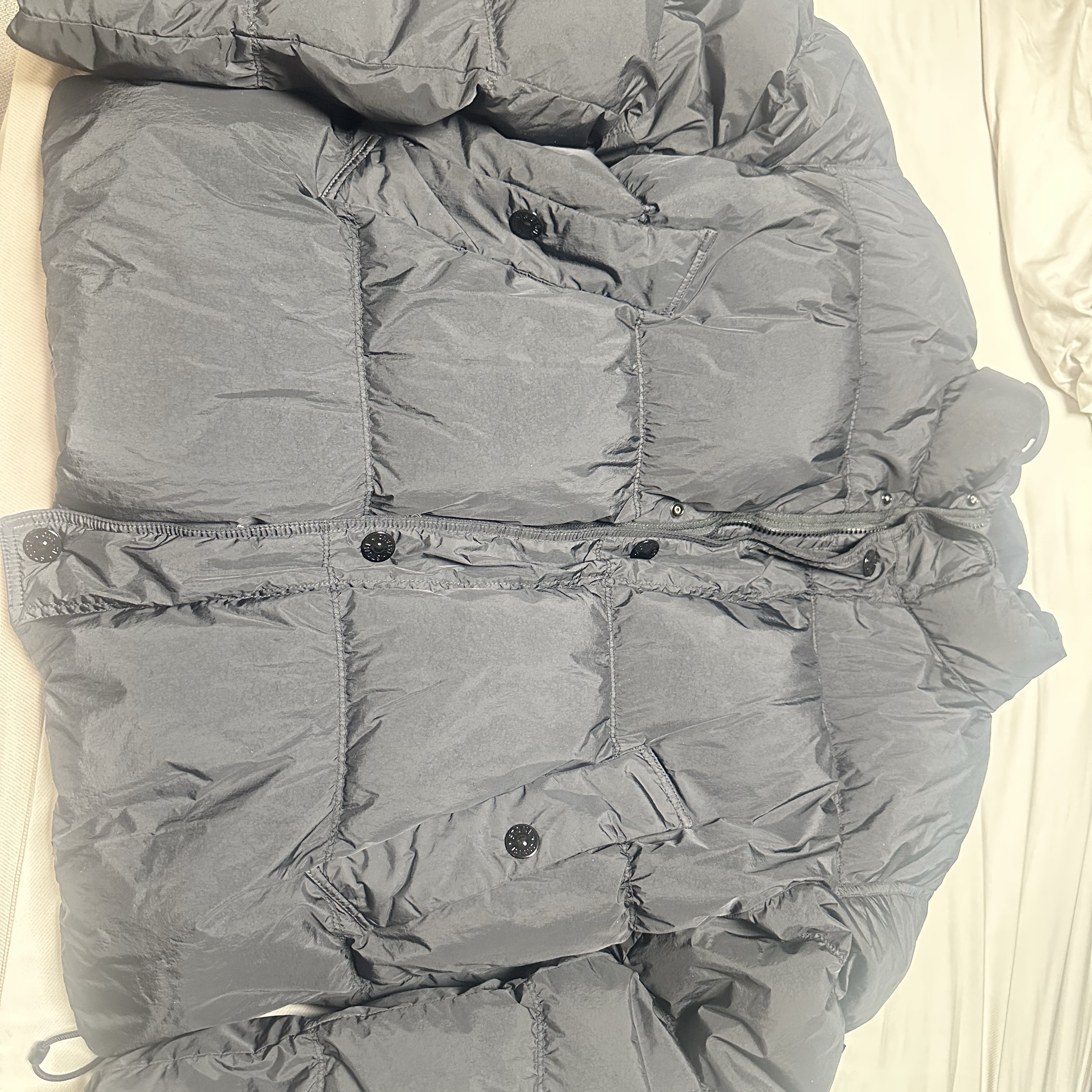 Stone Island 4100010 Crinkle Reps NY Recycled Nylon Down Jacket with Wind Resistant Black - 25FW 착용 스타일
