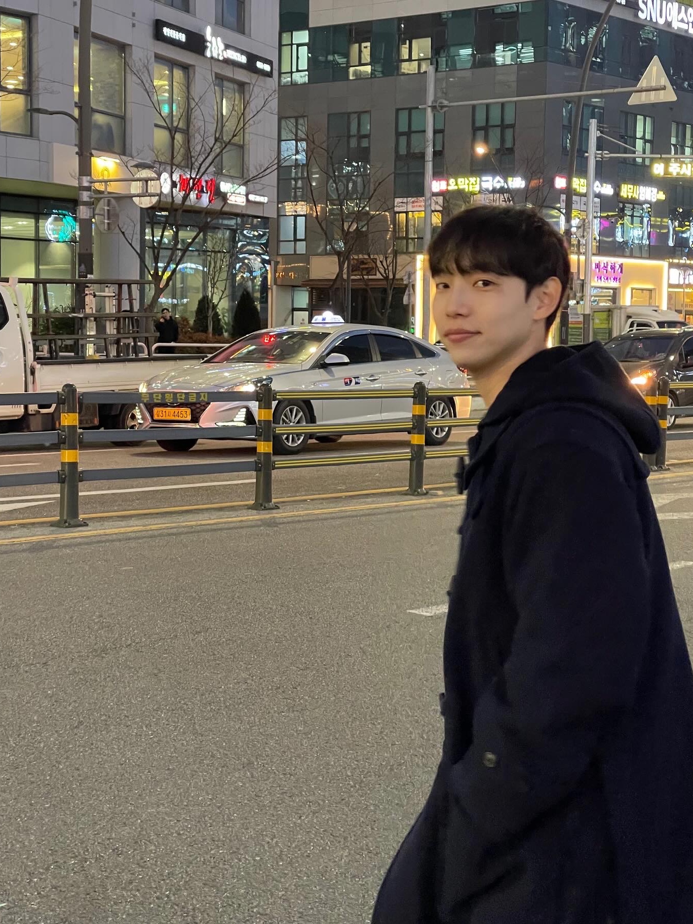 Uniqlo +J Wool OverSized Duffle Coat Navy 착용 스타일 - 2