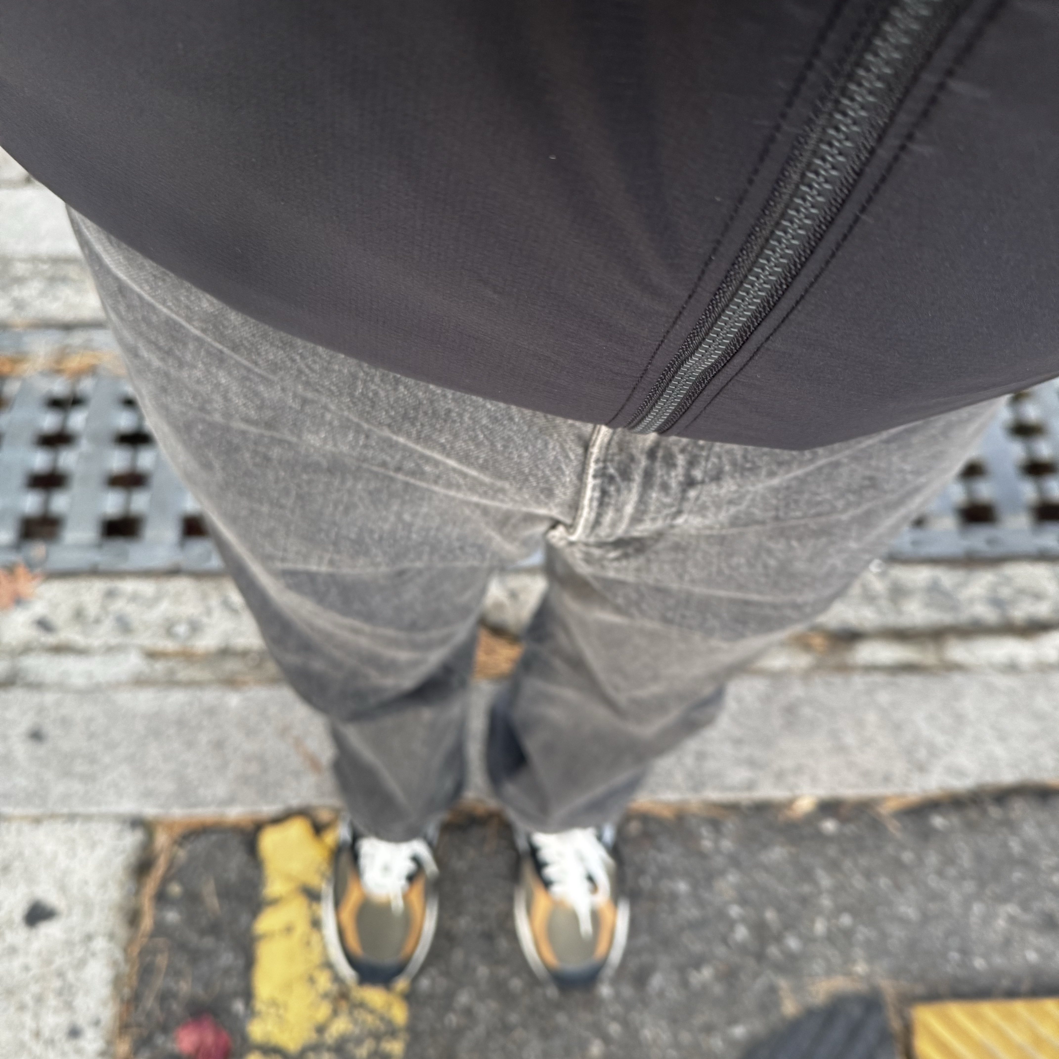 New Balance 990v3 Made in USA Black Tan 착용 스타일