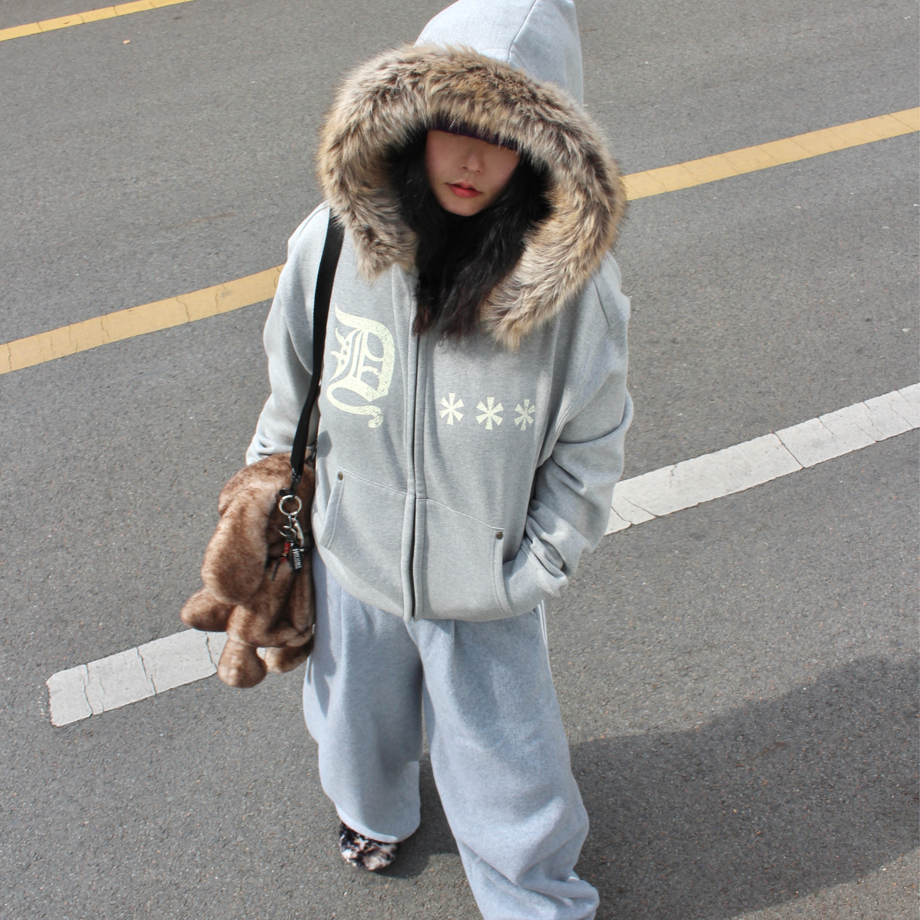 AMOU Fur Hoodie Zip Up Gray, AMOU Fur Hoodie Zip Up Black 착용 스타일 - 5