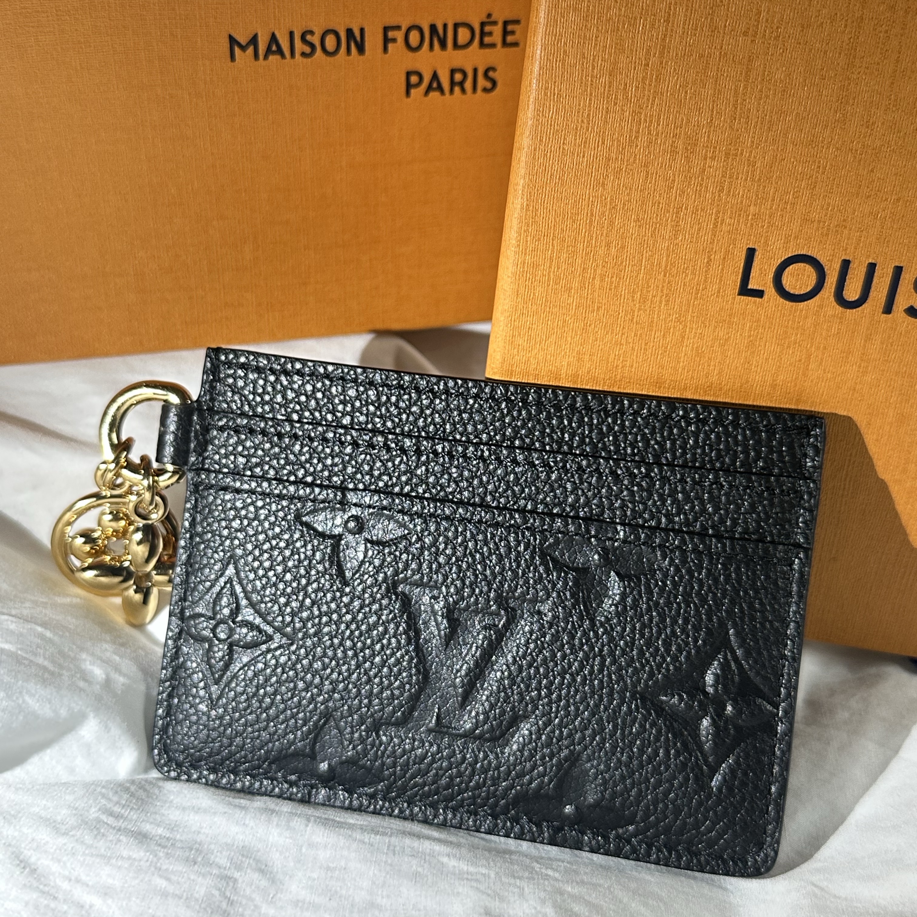 Louis Vuitton LV Charm Card Holder Monogram Empreinte Black 착용 스타일 - 2