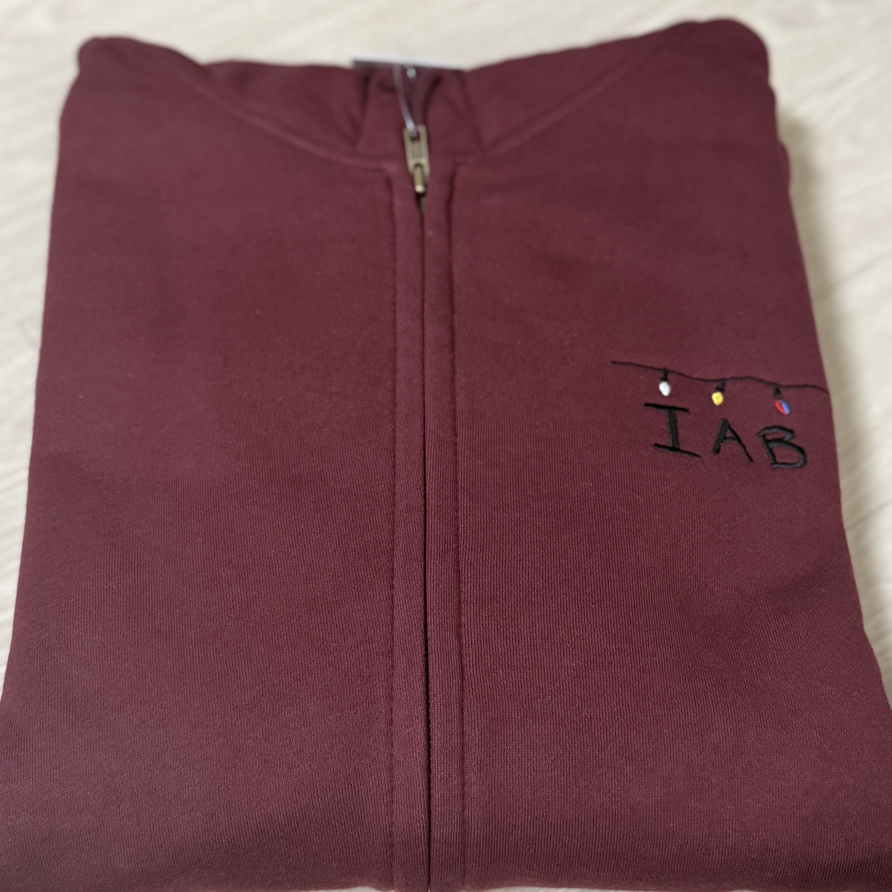 IAB Studio x Stranger Things Tree Lights Zip-up Hoodie Burgundy 착용 스타일 - 3