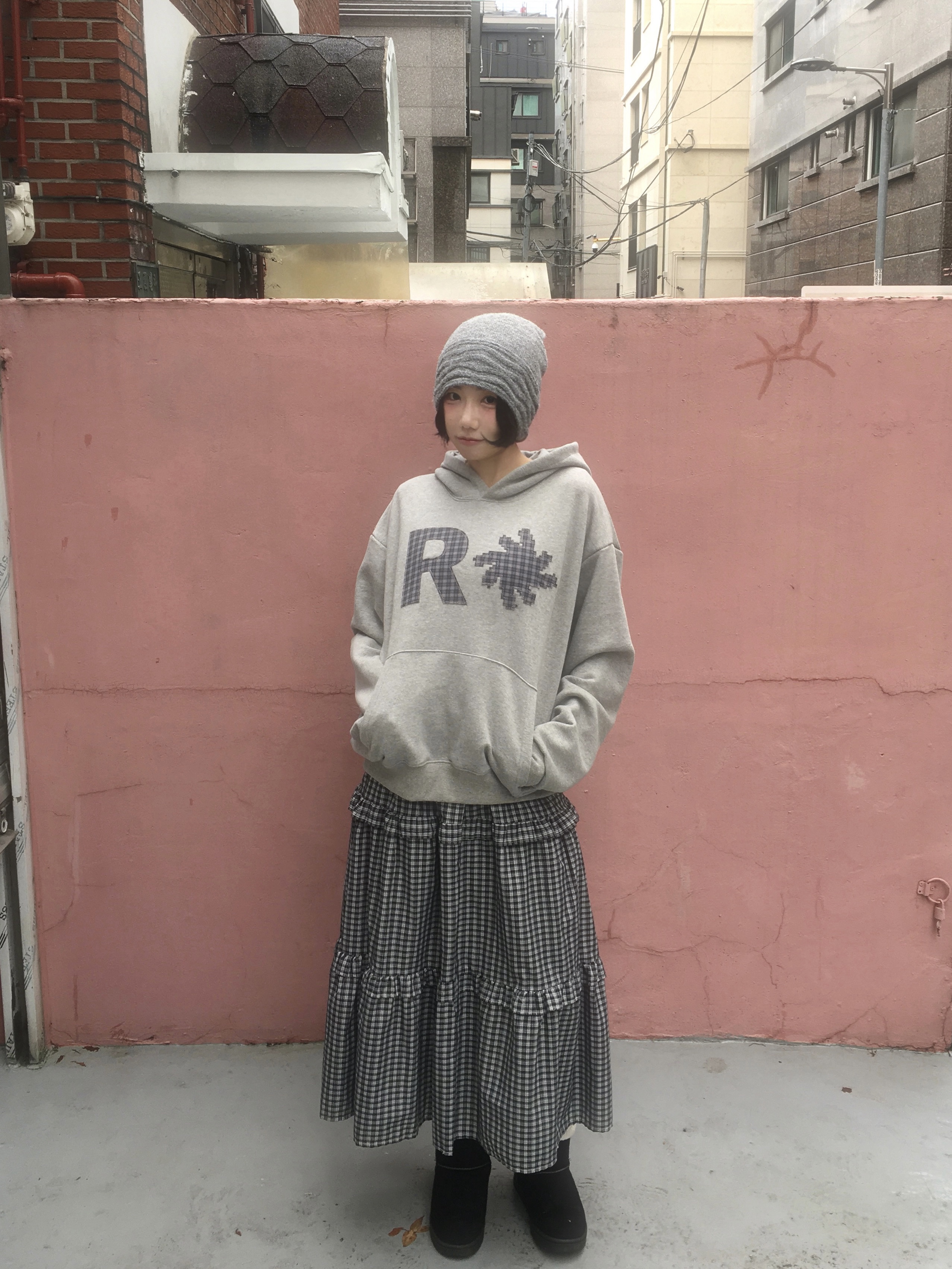 SLOW RECORD HOUSE Check Patch Hoodie Grey 착용 스타일 - 1