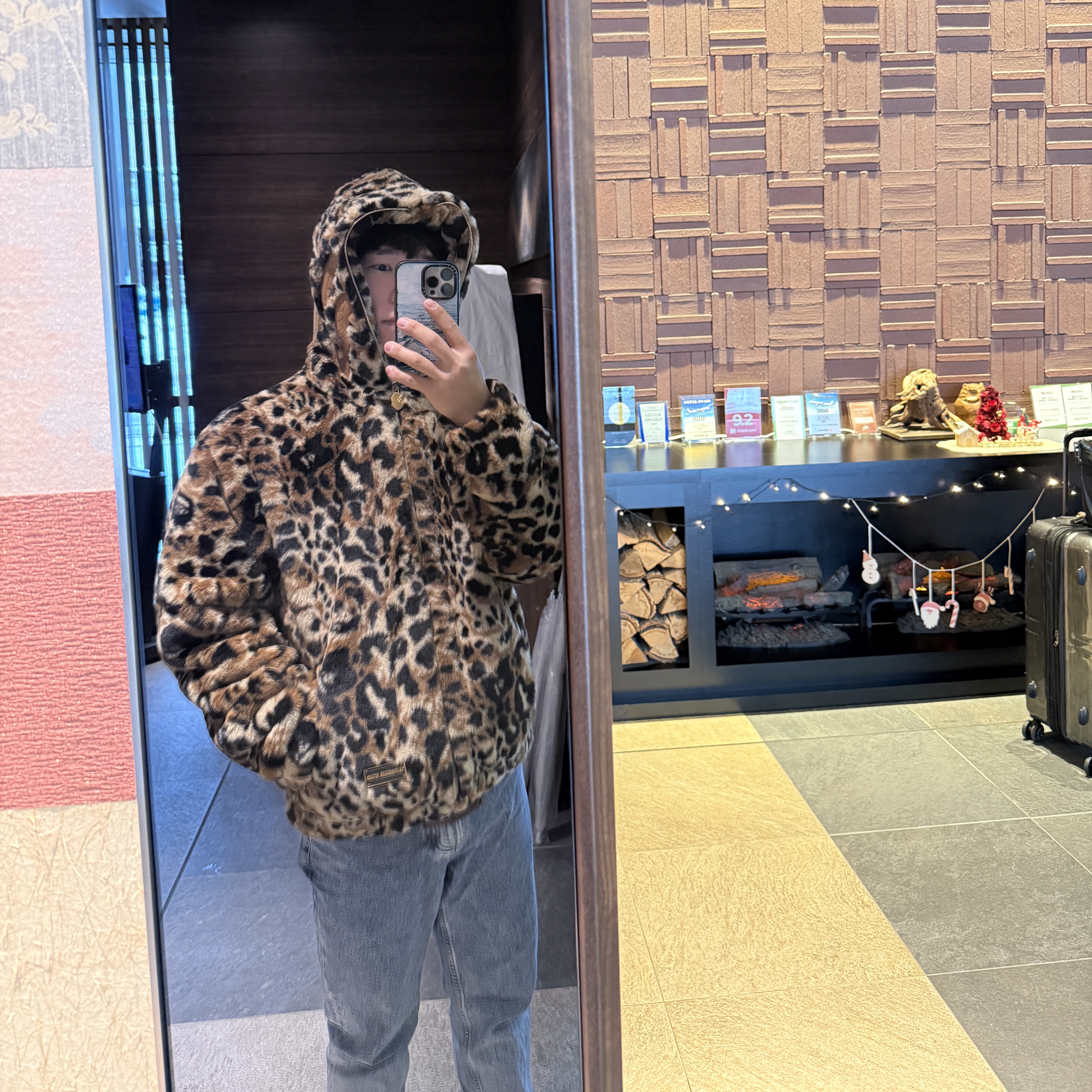 BAPE Wild Leopard Pattern Faux Fur Shark Full Zip Jacket Beige 착용 스타일