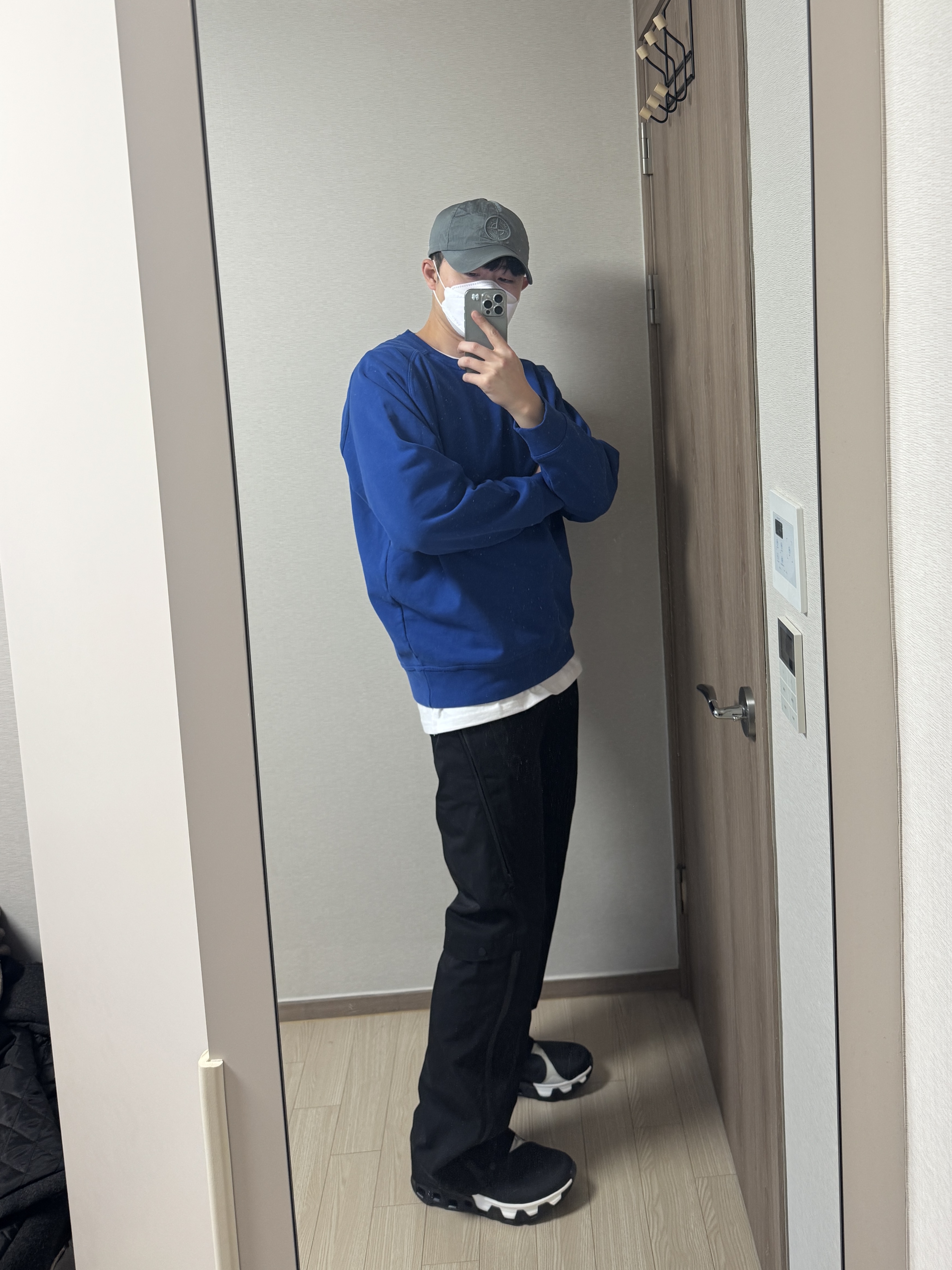 On Running x Post Archive Faction (Paf) Cloudmonster Hyper Black, Stone Island 9100011 Nylon Metal in Econyl Baseball Cap with Drawcord Compass Embroidery Black 착용 스타일