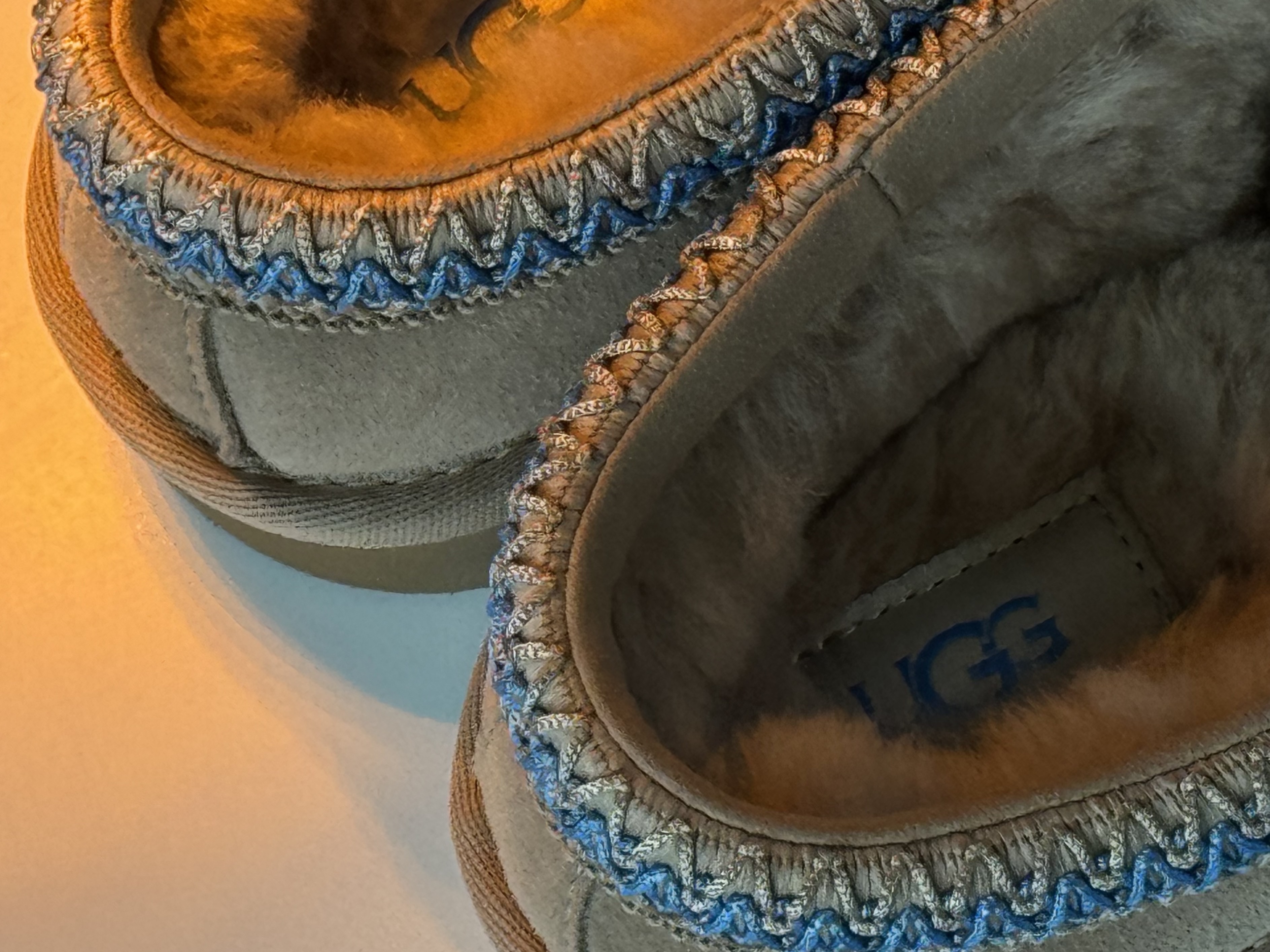 UGG Tasman Slipper Sand Santorini, UGG Tasman II Slipper Chestnut 착용 스타일 - 1