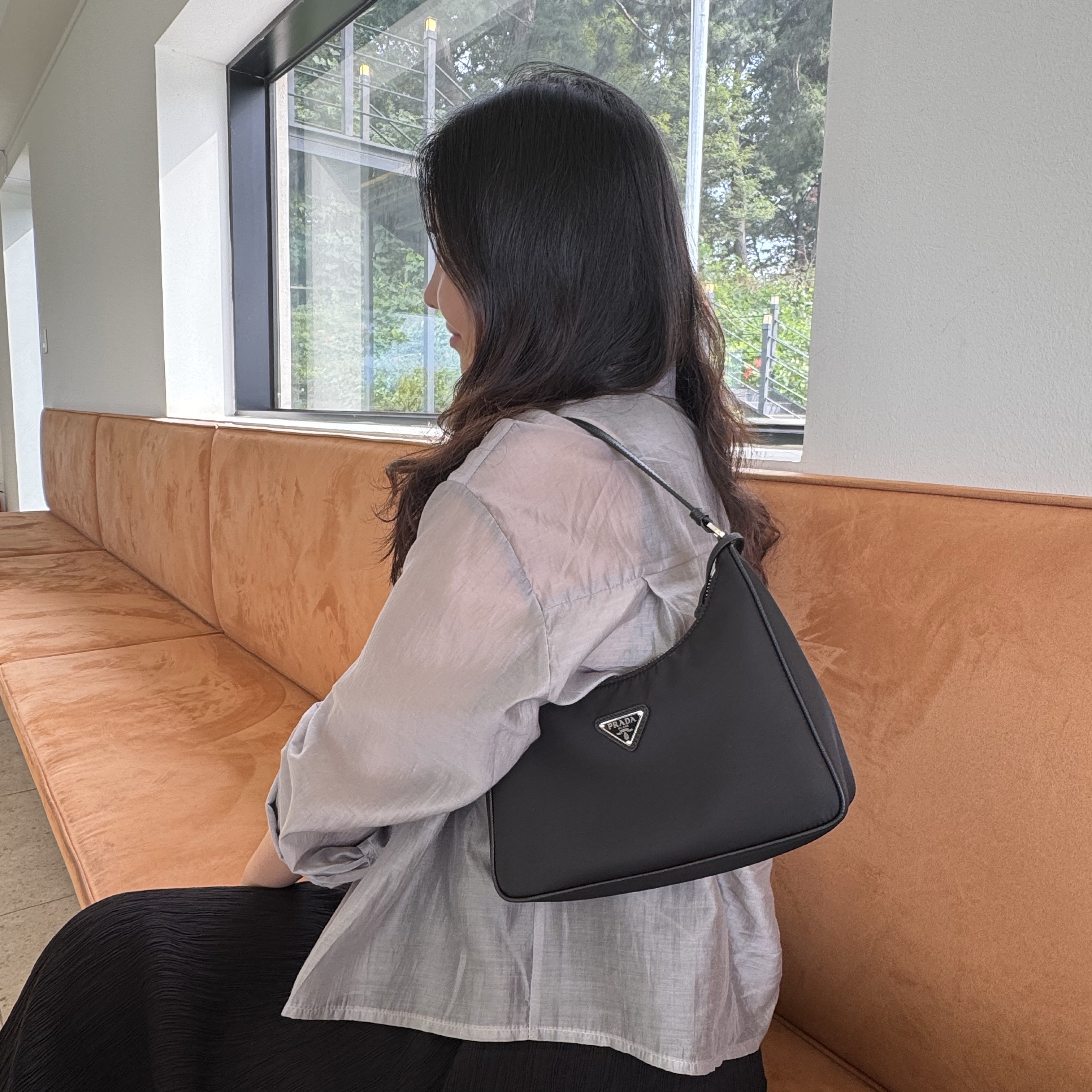 Prada Re-Edition 2005 Re-Nylon and Saffiano Mini Bag Black 착용 스타일 - 2
