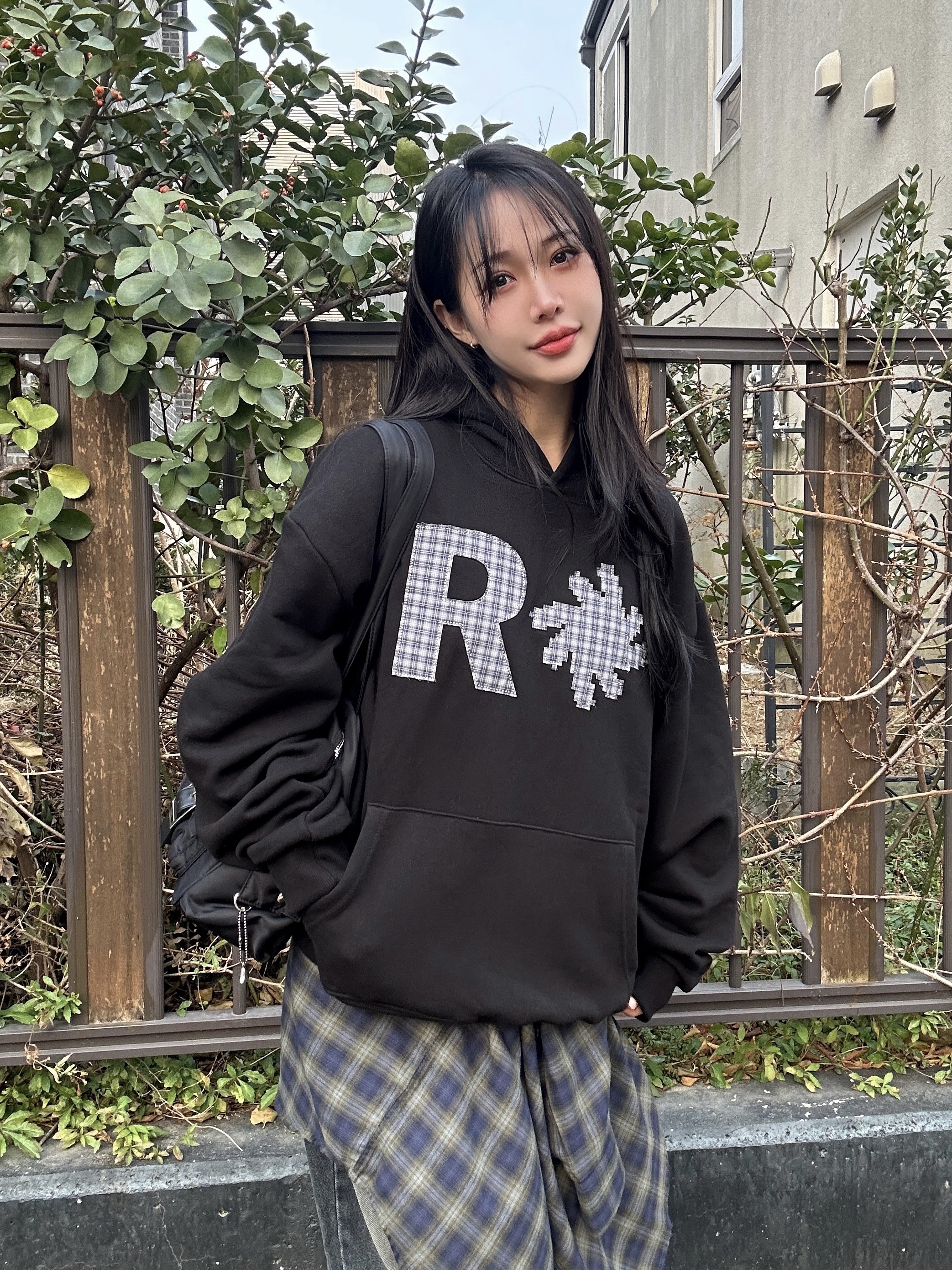SLOW RECORD HOUSE Check Patch Hoodie Black 착용 스타일 - 1