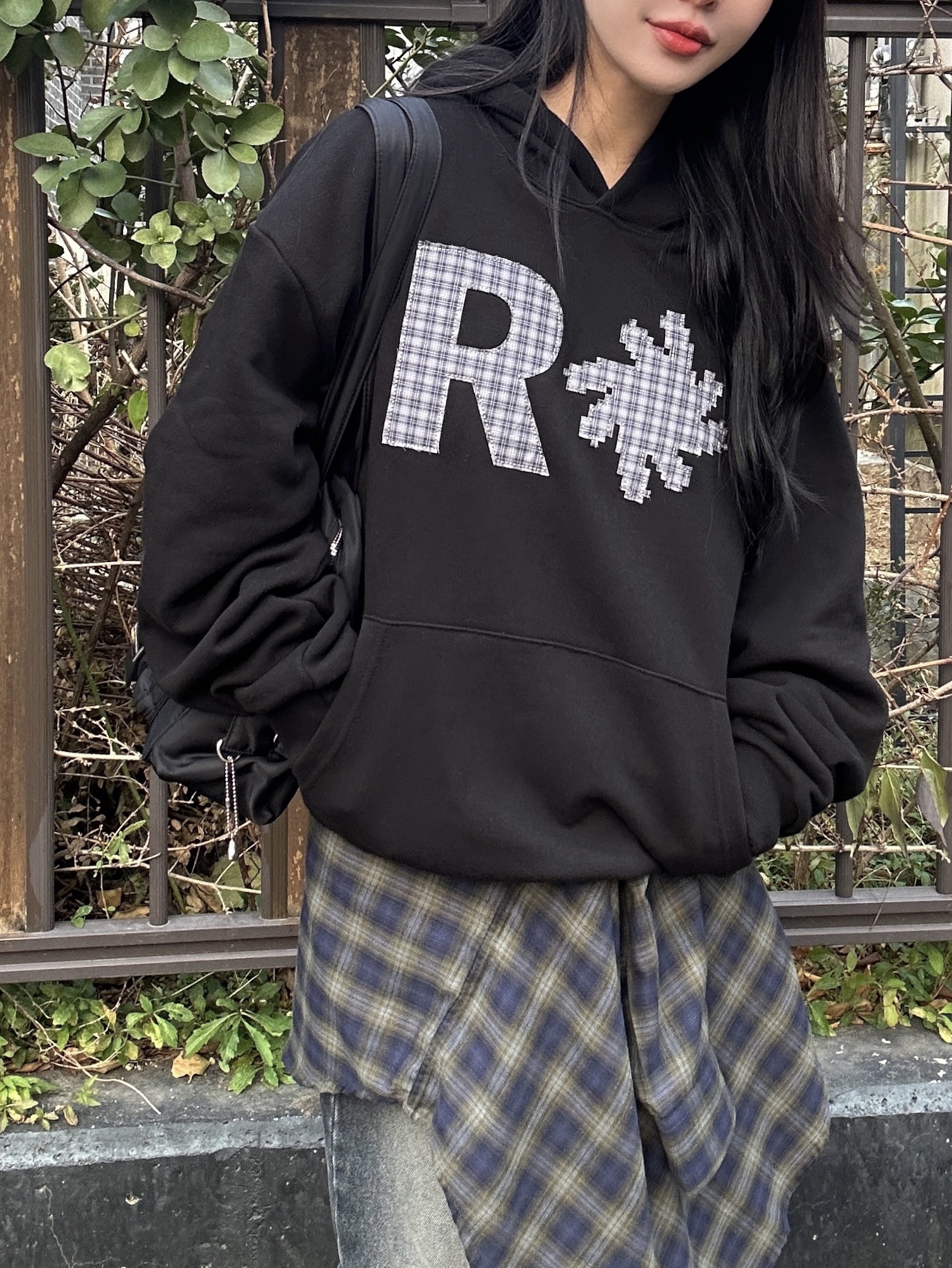 SLOW RECORD HOUSE Check Patch Hoodie Black 착용 스타일 - 3