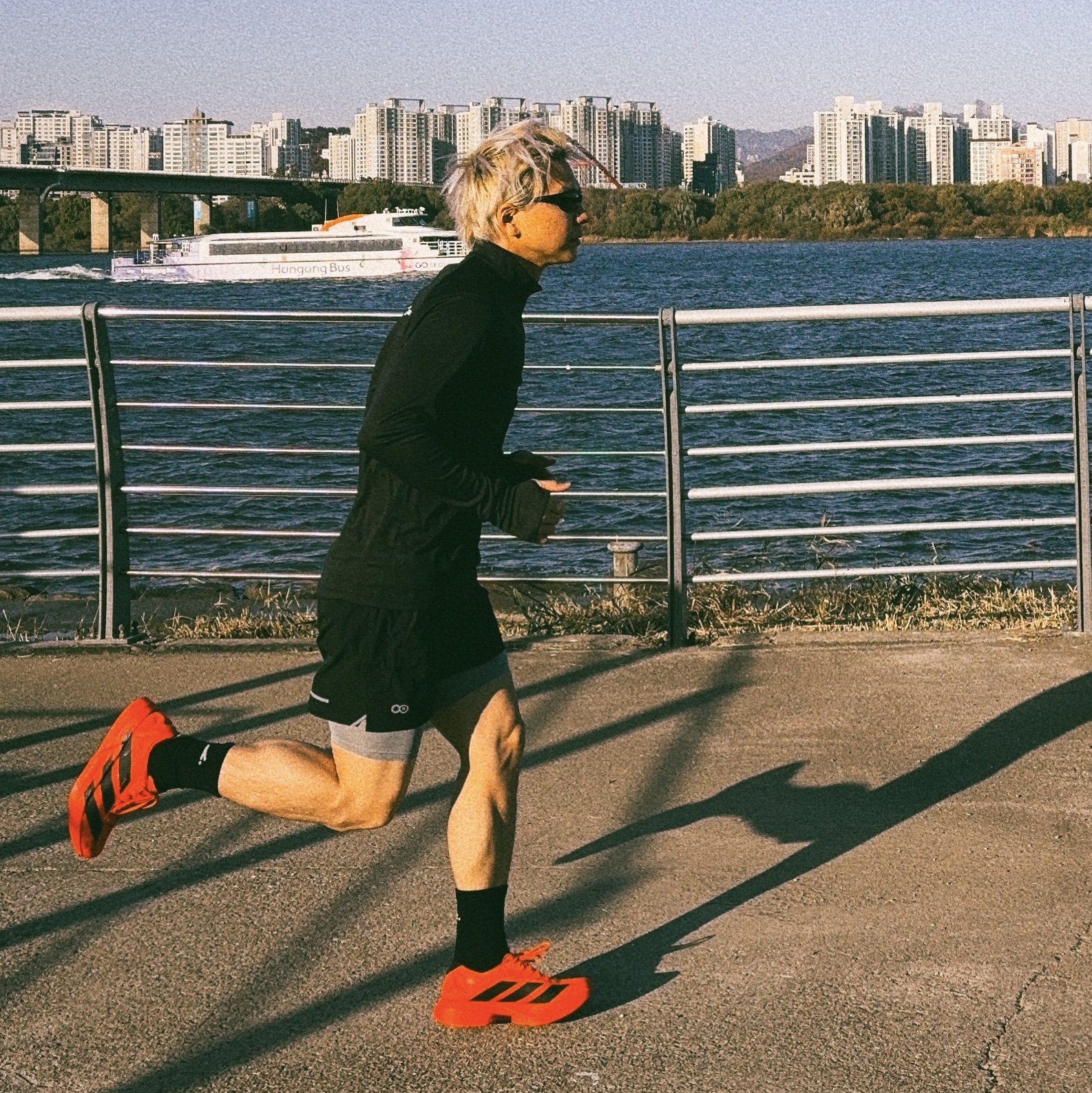 Adidas Adizero EVO SL Silver Metallic Lucid Red, Adidas Adizero Adios Pro 4 Lucid Red Core Black 착용 스타일 - 9