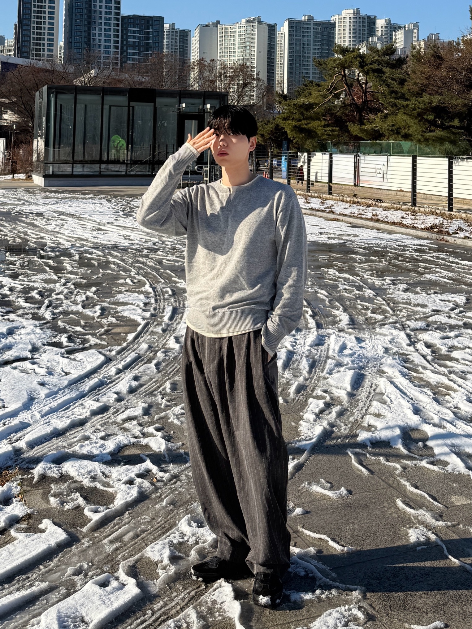 noun Wide Tapered Pants Stripe Charcoal 착용 스타일 - 2