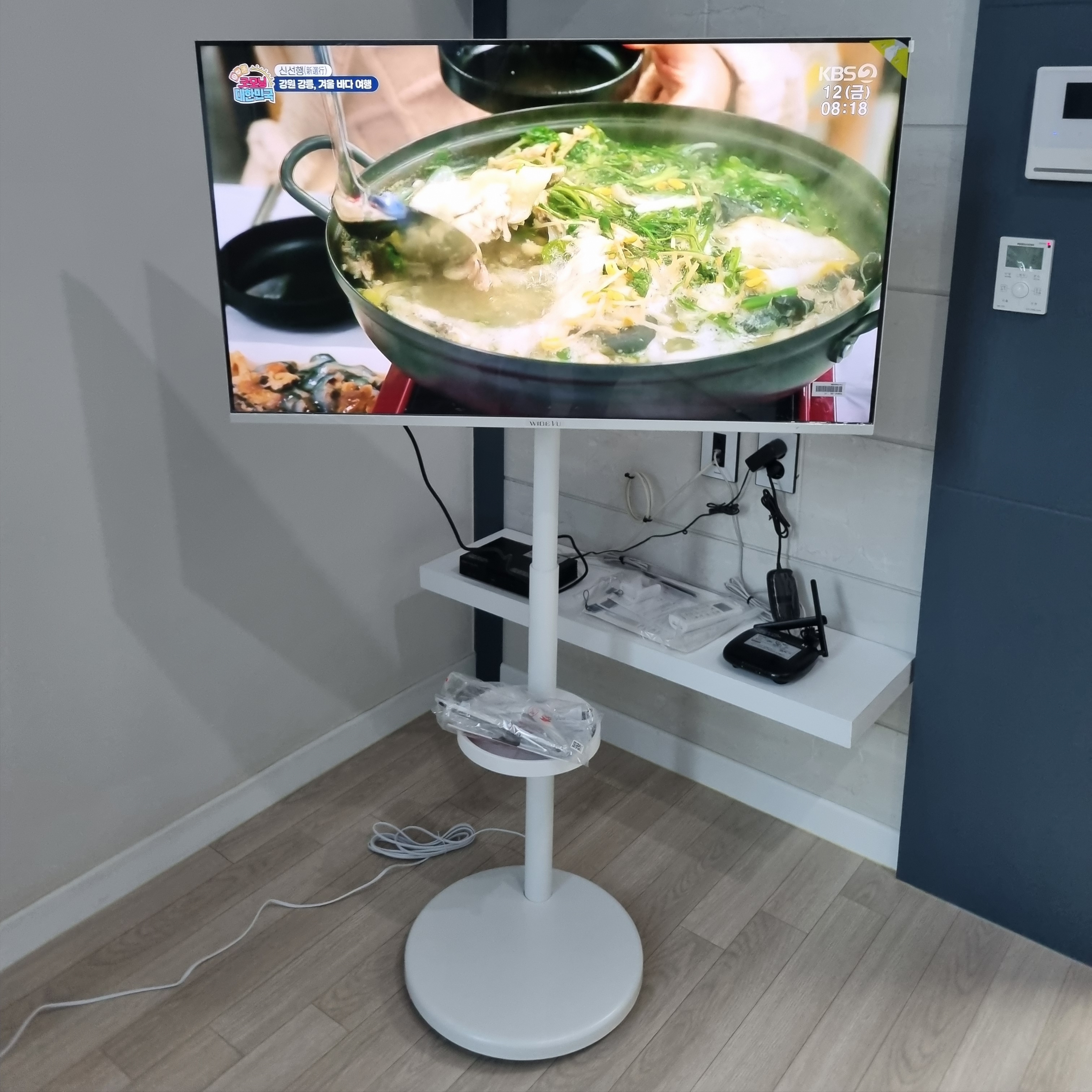 [12% 쿠폰] WIDEVU WideMovingVu White Edition V3 Set QLED 109cm (43 in) 4K UHD Smart Mobile TV 착용 스타일