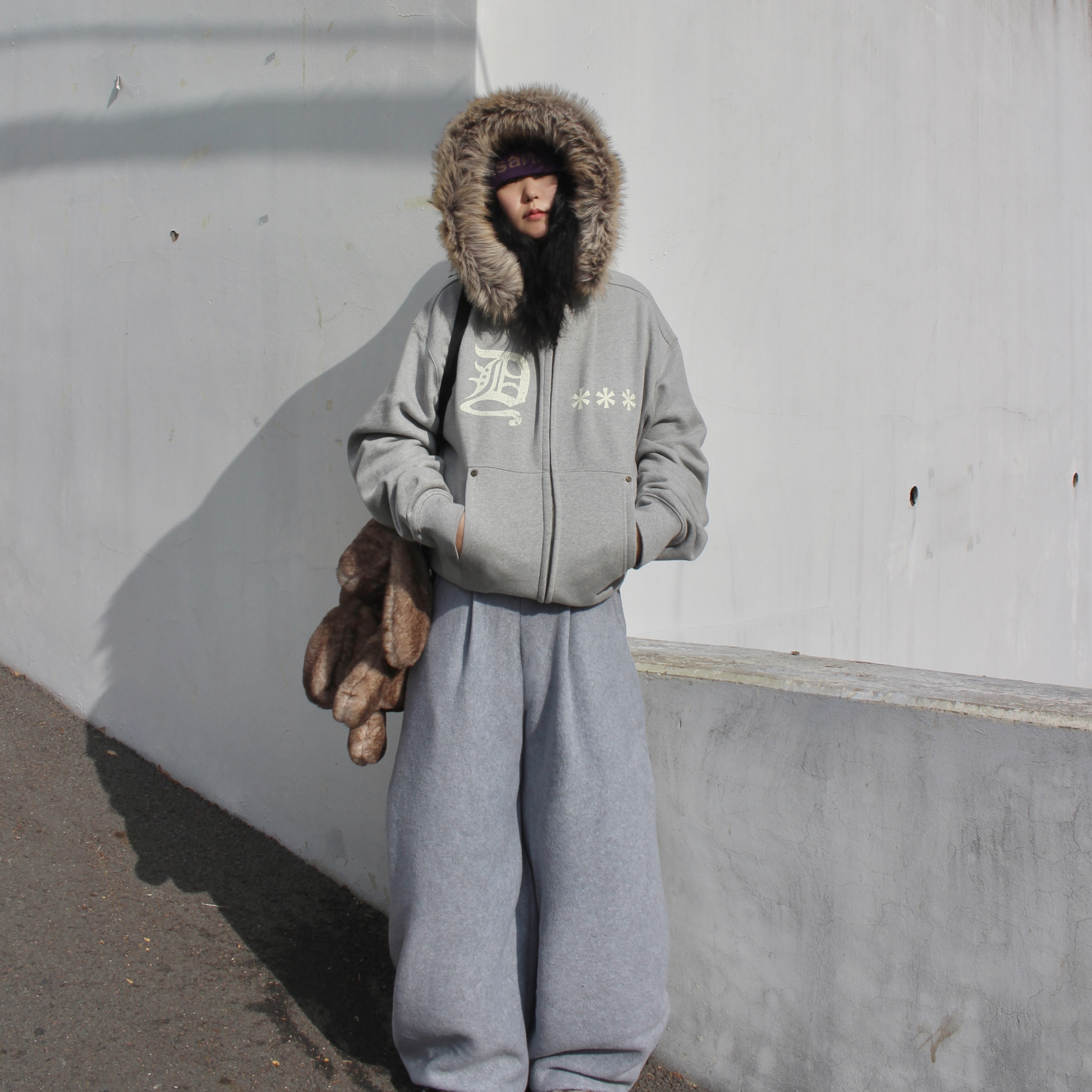 AMOU Fur Hoodie Zip Up Gray, AMOU Fur Hoodie Zip Up Black 착용 스타일 - 1