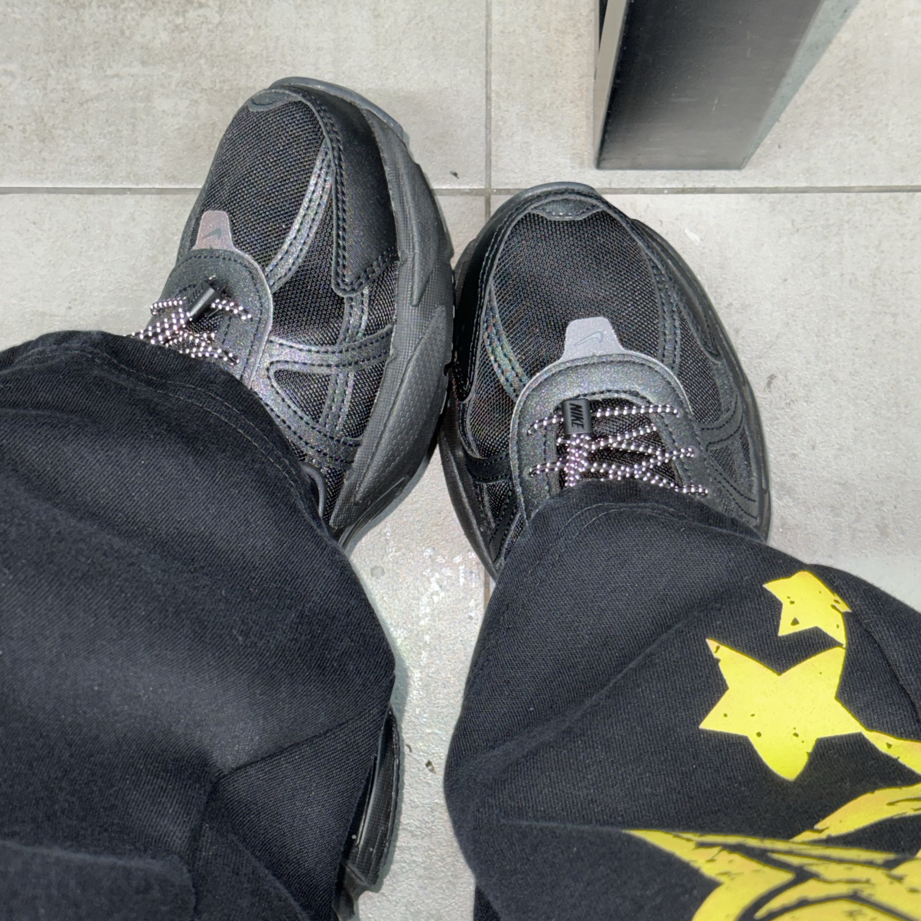 (W) Nike V2K Run Black Metallic Silver 착용 스타일