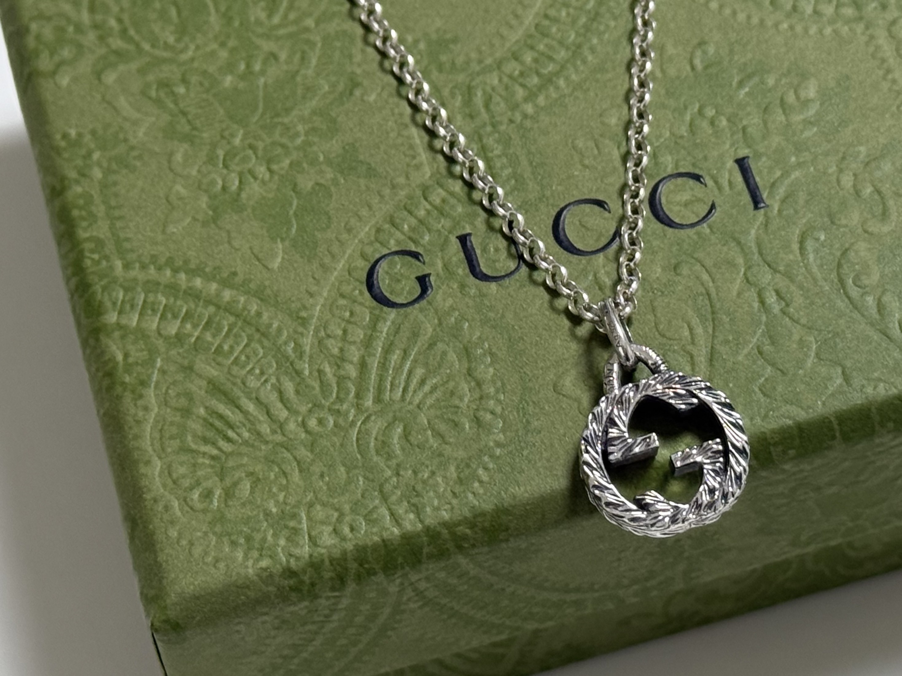 Gucci Interlocking G Pendant Necklace Silver 착용 스타일