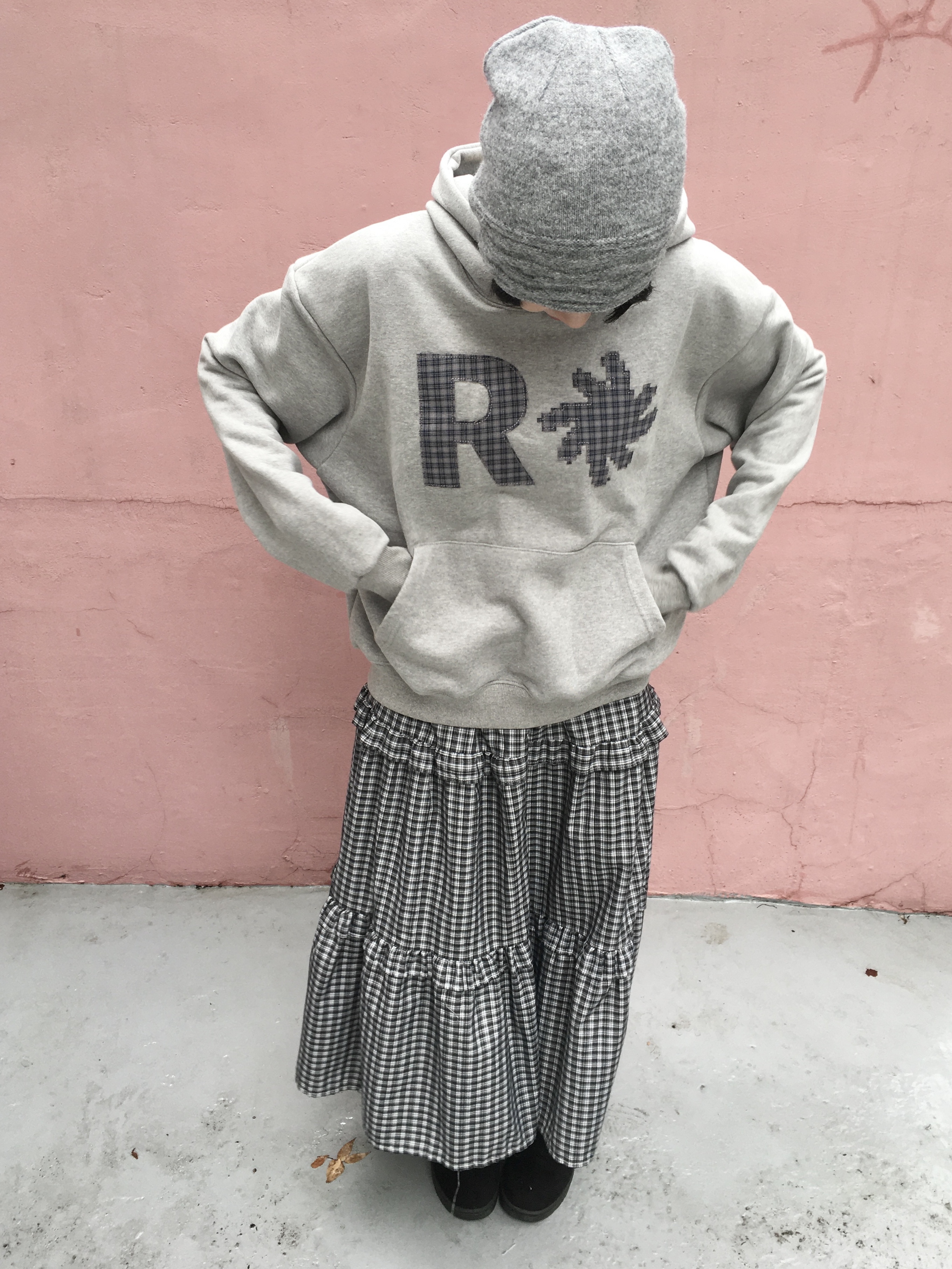 SLOW RECORD HOUSE Check Patch Hoodie Grey 착용 스타일 - 6
