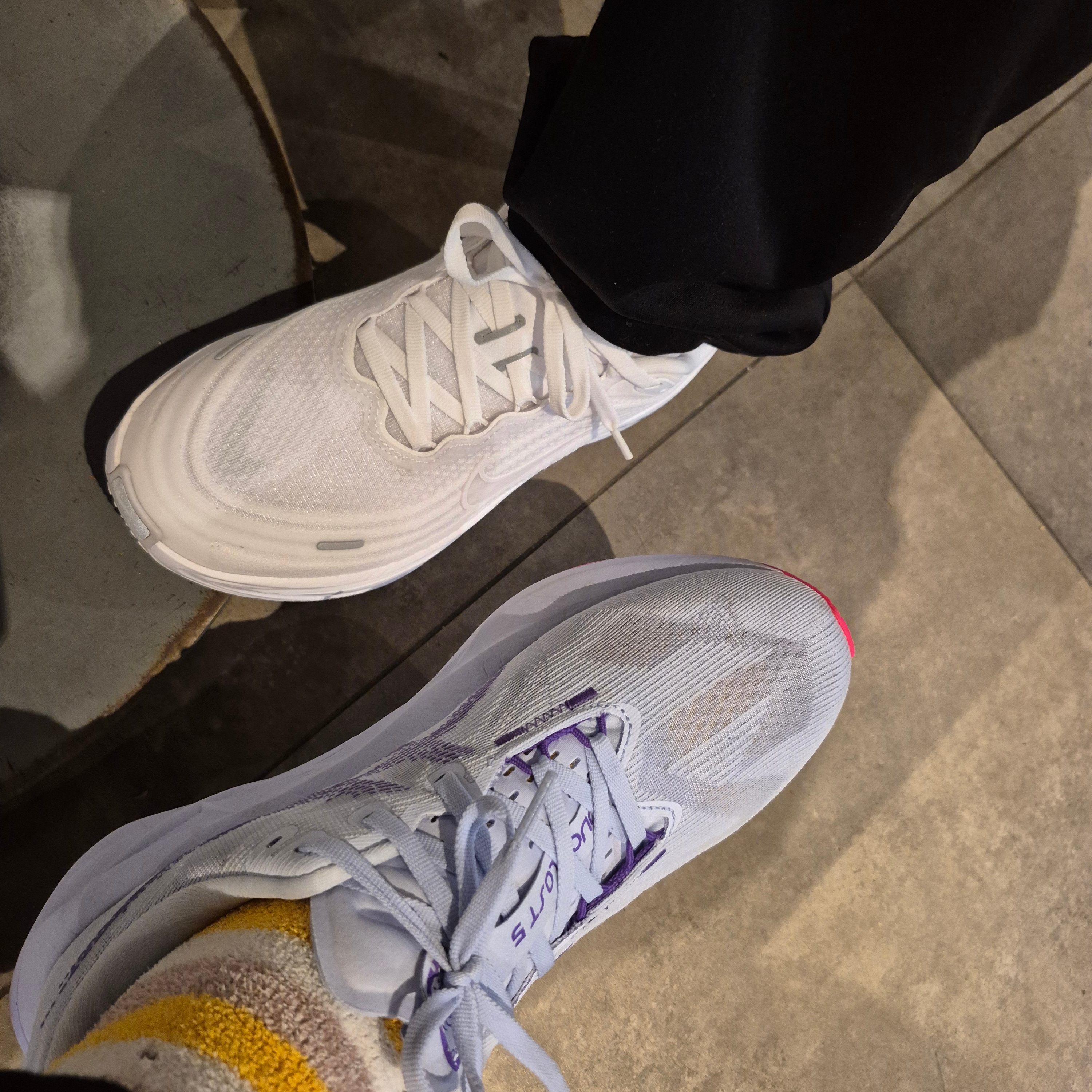 Nike Vomero Plus White Photon Dust 착용 스타일